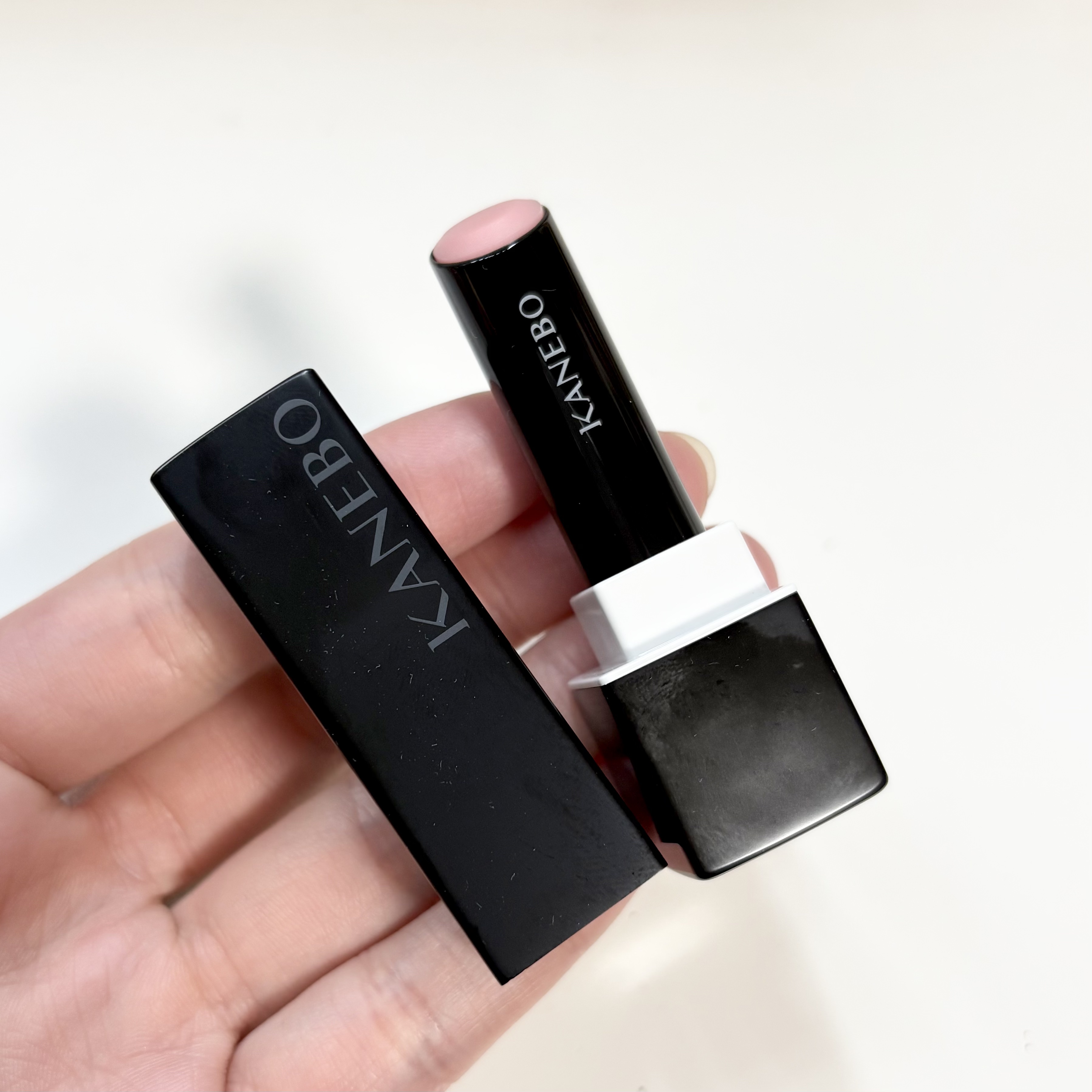 ついに明日から値上げ…！！！

ということで購入してきました✨

KANEBO
ルージュスクラブメルティング
S00 AnytimeClear

シュガースクラブ配合のリップで、
こちらは色がほぼないタイプ💄

わたしは夜寝る前だったり、