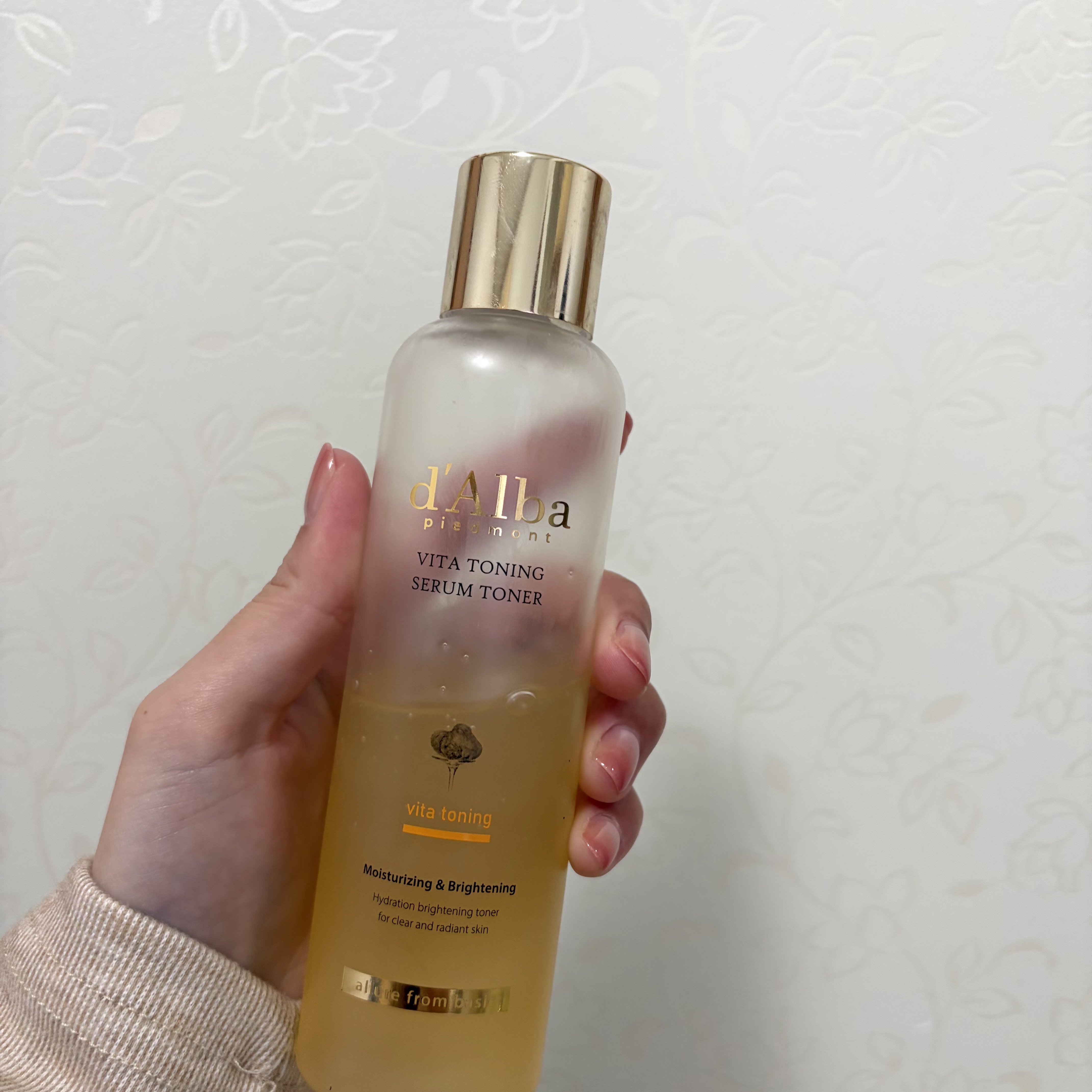 最近の朝スキンケア🫧☀️


ビタトーニングセラムトナー

とろみのある化粧水でアロマっぽい良い香りがします！とろみがありますがベタつかず私は何度か重ねづけしています✨

極潤 薬用ハリクリーム

肌ラボのエイジングケアクリーム！
重すぎ