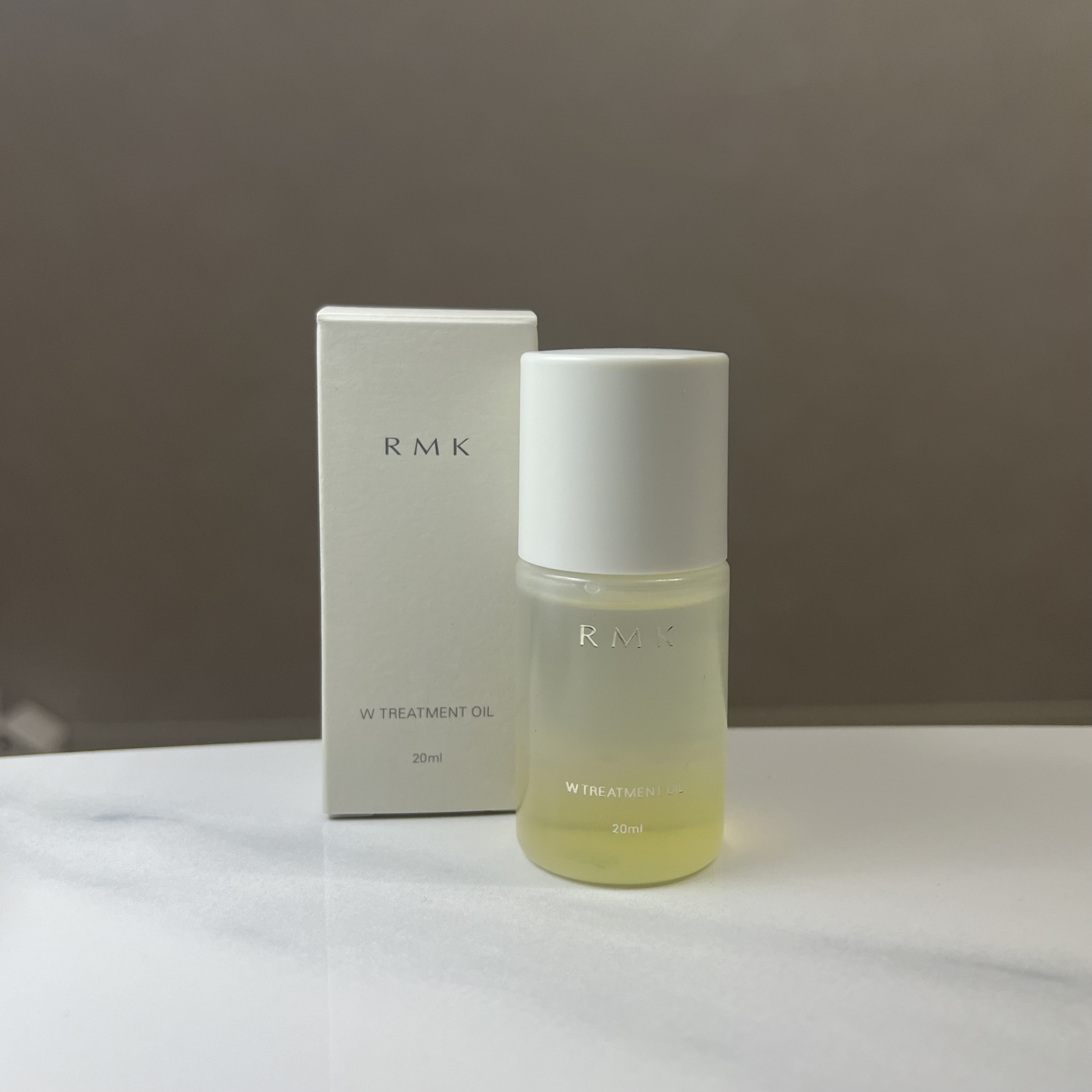 【RMKオイル】話題のやつ買ってみた！

⚪️RMK Wトリートメントオイル

SNSでインナードライ肌におすすめ！と話題になっていたので、今回私はミニサイズを購入してみました。

ミニサイズだと価格は2000円ほどでかなりお手頃価格。

