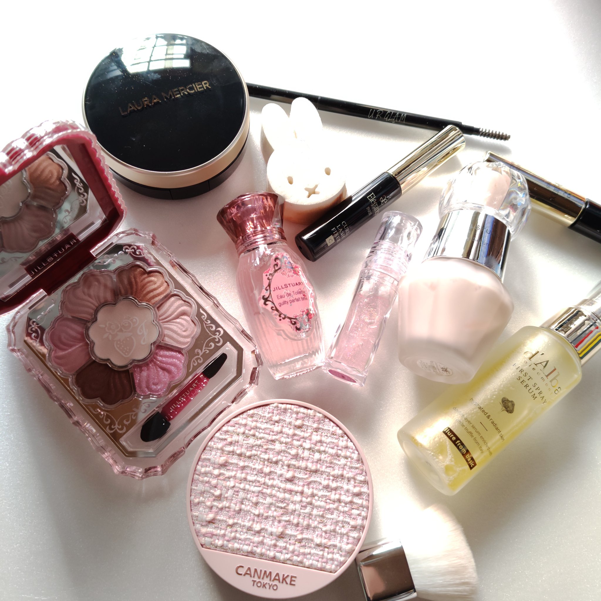 本日のコスメ
✼••┈┈••✼••┈┈••✼••┈┈••✼••　
♡　＃ジルスチュアート 
＃ギルティパフェタイムコレクション
クリスマスコフレの
アイシャドウ
可愛いく　なる感じで　お気に入り

♡　＃ダルバ
＃ホワイトトリュフファースト