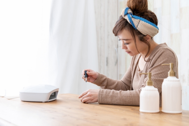 セルフネイルをしている女性