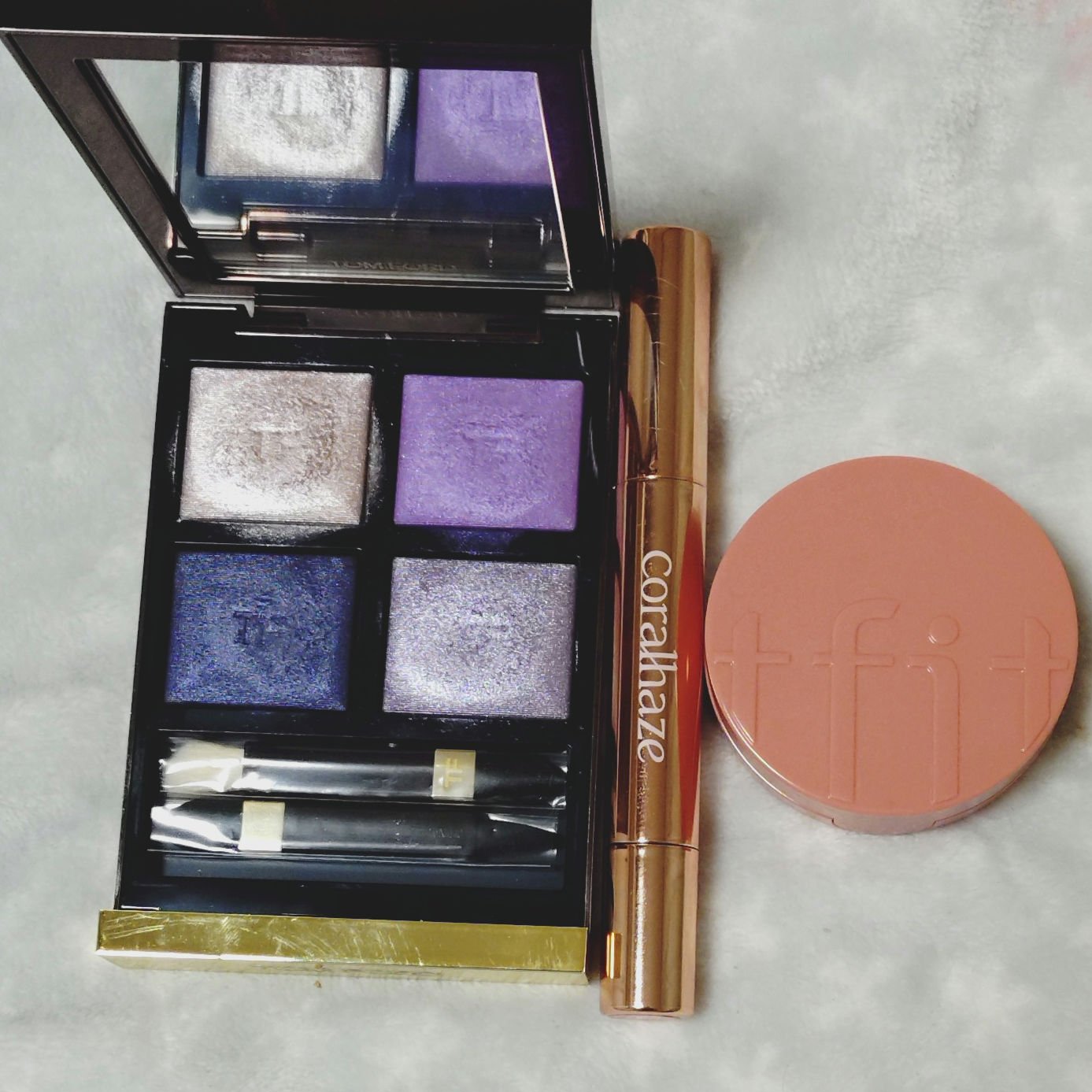 ■今日のメイク


トムフォードのアイ カラー クォード、
28RWデイドリームを使用。
左上をアイホール全体と下まぶたに、
左下を二重幅に重ねる。
チークはTFITのFIG NUDE、
リップはCoralhazeのボリューマイジングフォン