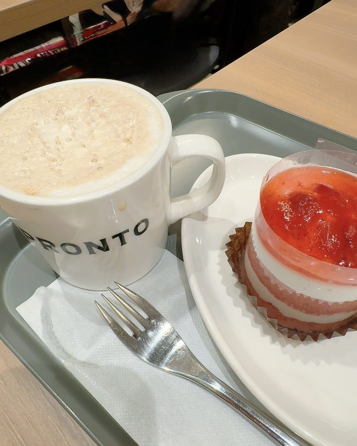 プロントで期間限定のティラミスとラテを飲んできたよー🍰🫖

🍓苺と北海道産マスカルポーネのティラミス
☕️メープルバニララテ

ティラミスは見た目も可愛かった！🥰
甘酸っぱい苺の風味が楽しめるよ！

ラテも美味しかった〜(,,•﹏•