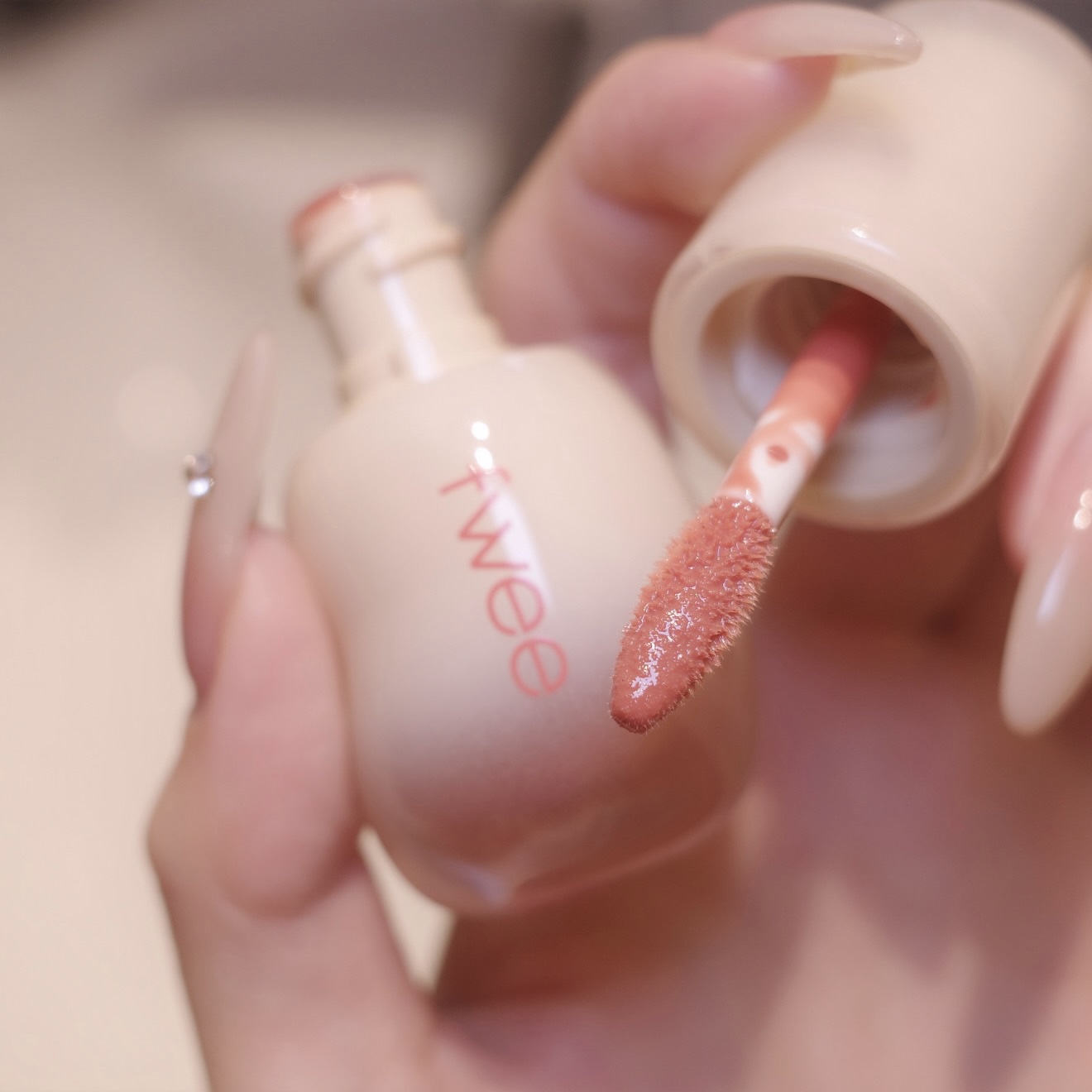 フィー 3Dボリューミンググロス B14 ミルクティー 70％/fwee/リップグロスを使ったクチコミ（2枚目）