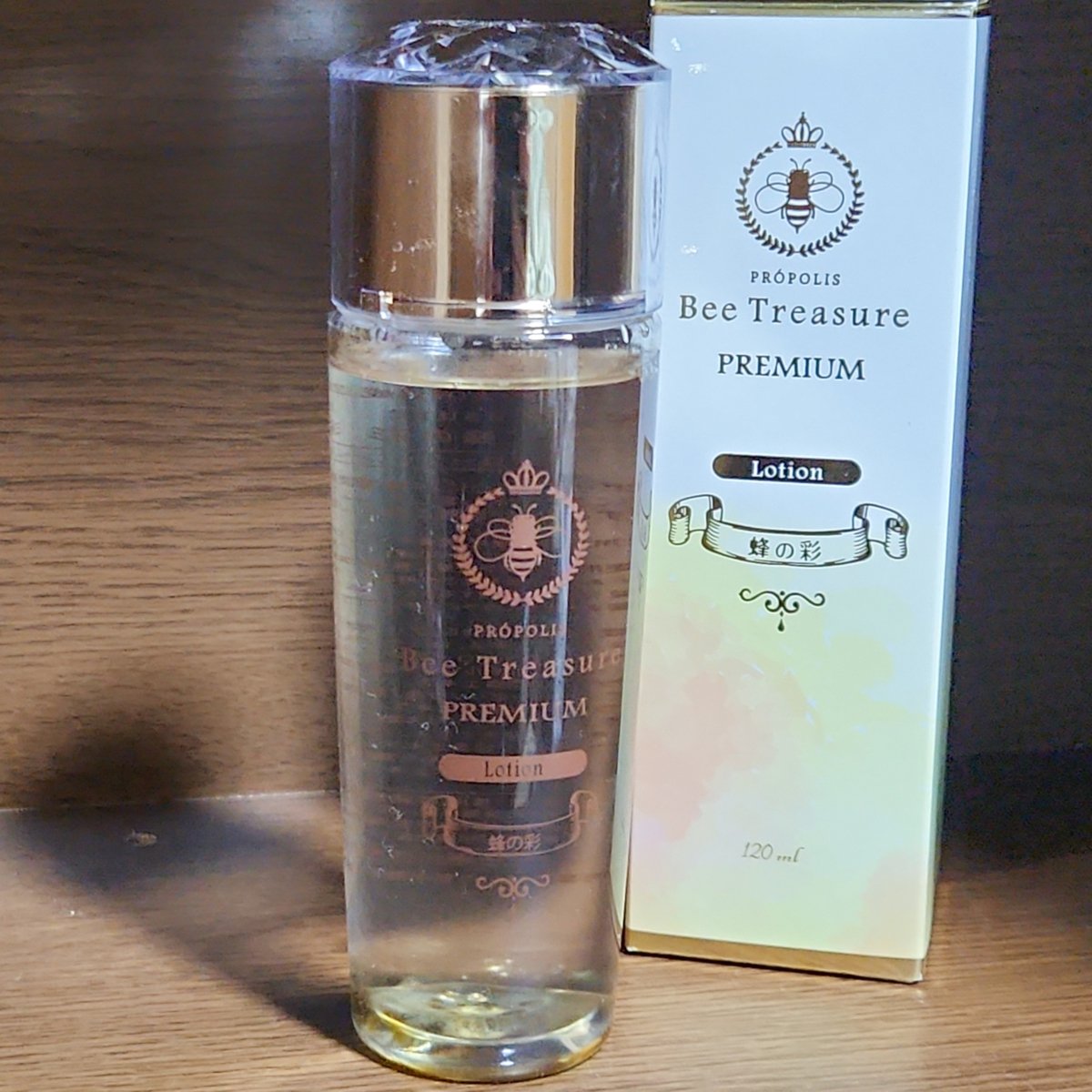 Bee Treasure
PREMIUM 蜂の彩ローション


プロポリスを始めとする24種類の天然保湿成分配合、甘いはちみつの香りが広がるローションです。

香りからベタつきそうなイメージですが、ほんのりとろみのあるサラッとしたテクスチャ