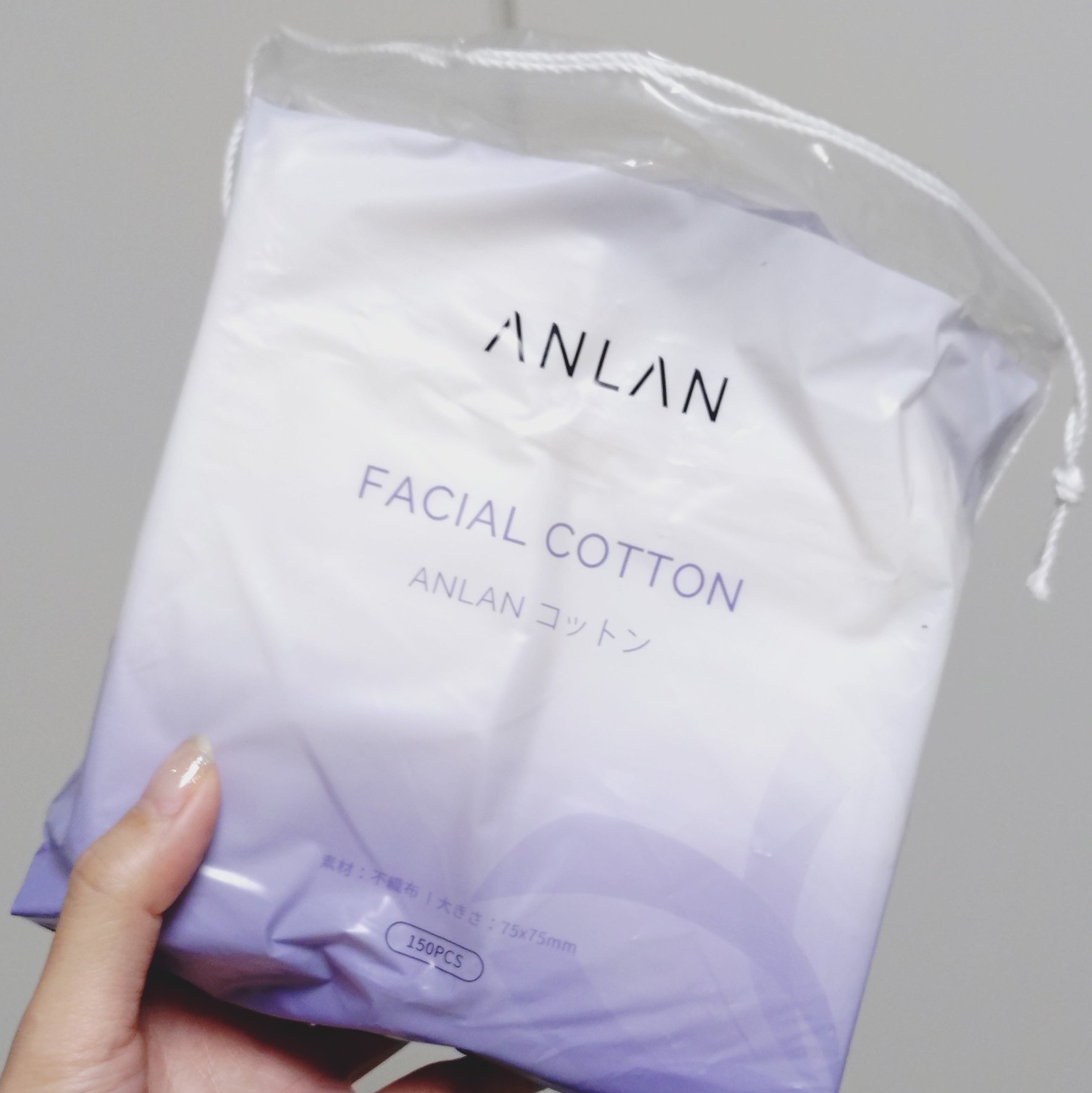 ■ANLAN
大判コットン


使い切ったのでストックを開封！
毛羽立たない作りのコットンです。
滑らかな面とガーゼ面になっていて、用途に合わせて表裏で使い分けできる。便利！
大きめでほつれないからポリッシュを落とすときも少ない枚数で済むし