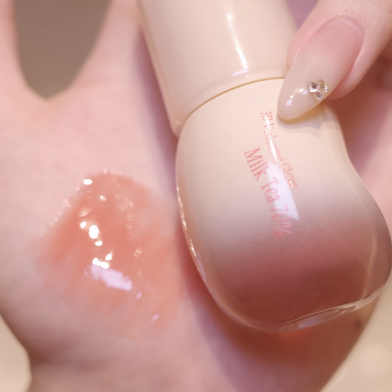 フィー 3Dボリューミンググロス B14 ミルクティー 70％/fwee/リップグロスを使ったクチコミ（1枚目）