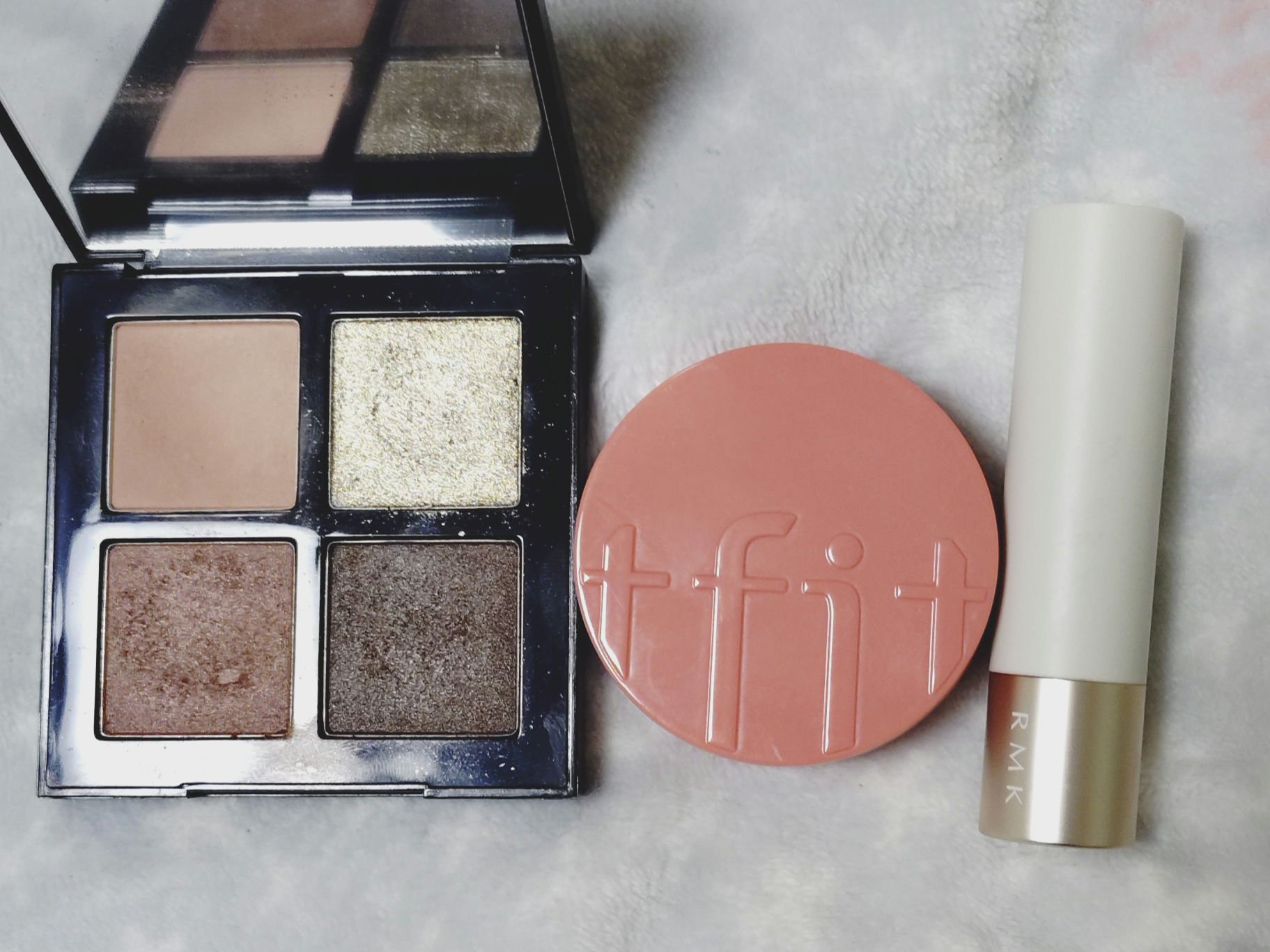 ■水曜日のメイク


shu uemuraのクロマティックス クワッド、
アイスカルプト ウィンター トランクイリティを使用。
右下をアイホール全体にグラデ状に、左下を二重幅に重ねて、右上を黒目の上に。
左上を下まぶたに塗って完成！


チ