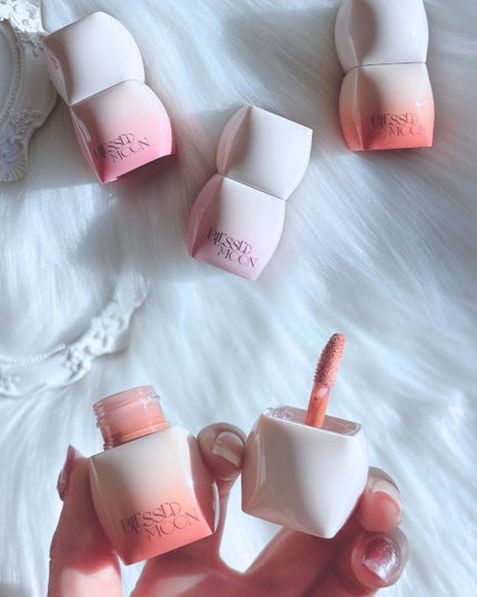 BLESSED MOON Veil Glow Lip Tintのクチコミ「パケからもう優勝じゃない?🥹🌙
見た目だけじゃなくて、中身もしっかり可愛いのが
BLESSED.....」(2枚目)