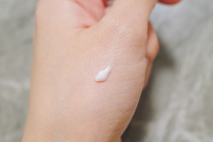 ミノン ミノン アミノモイスト エイジングケア アイクリームのクチコミ「ナイアシンアミド配合で、小皺のケアができるアイクリーム。
こっくりしたテクスチャーで、ぴった.....」(3枚目)