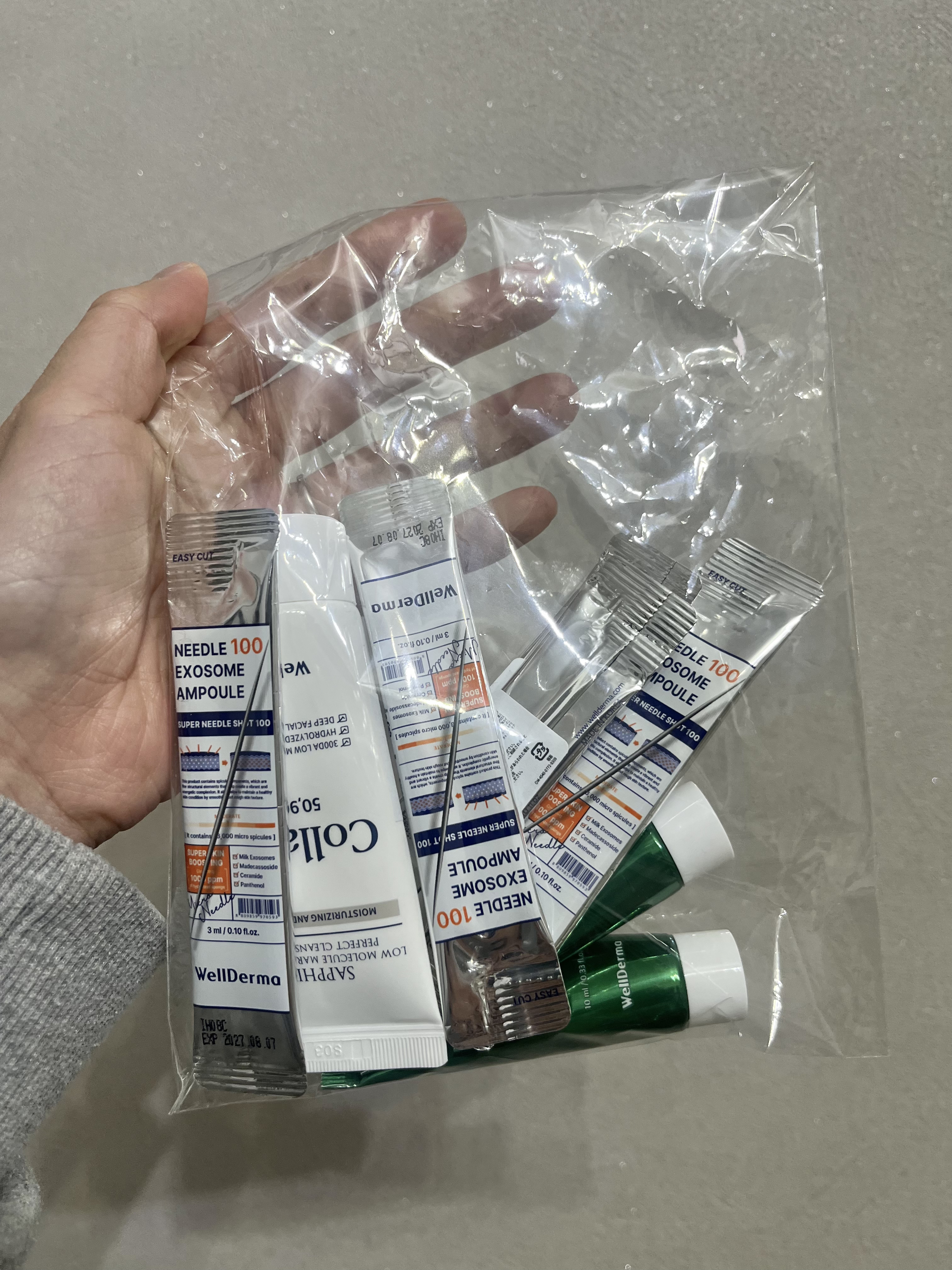 【雑談】たまーにこういうありがたいイベントに遭遇する

アットコスメストアでサンプルすくいをやっていました！

人気のWellDermaのティーツリーハーブピーリングパックのミニサイズやセラム、クレンジング、パックなどをスコップですくうとす