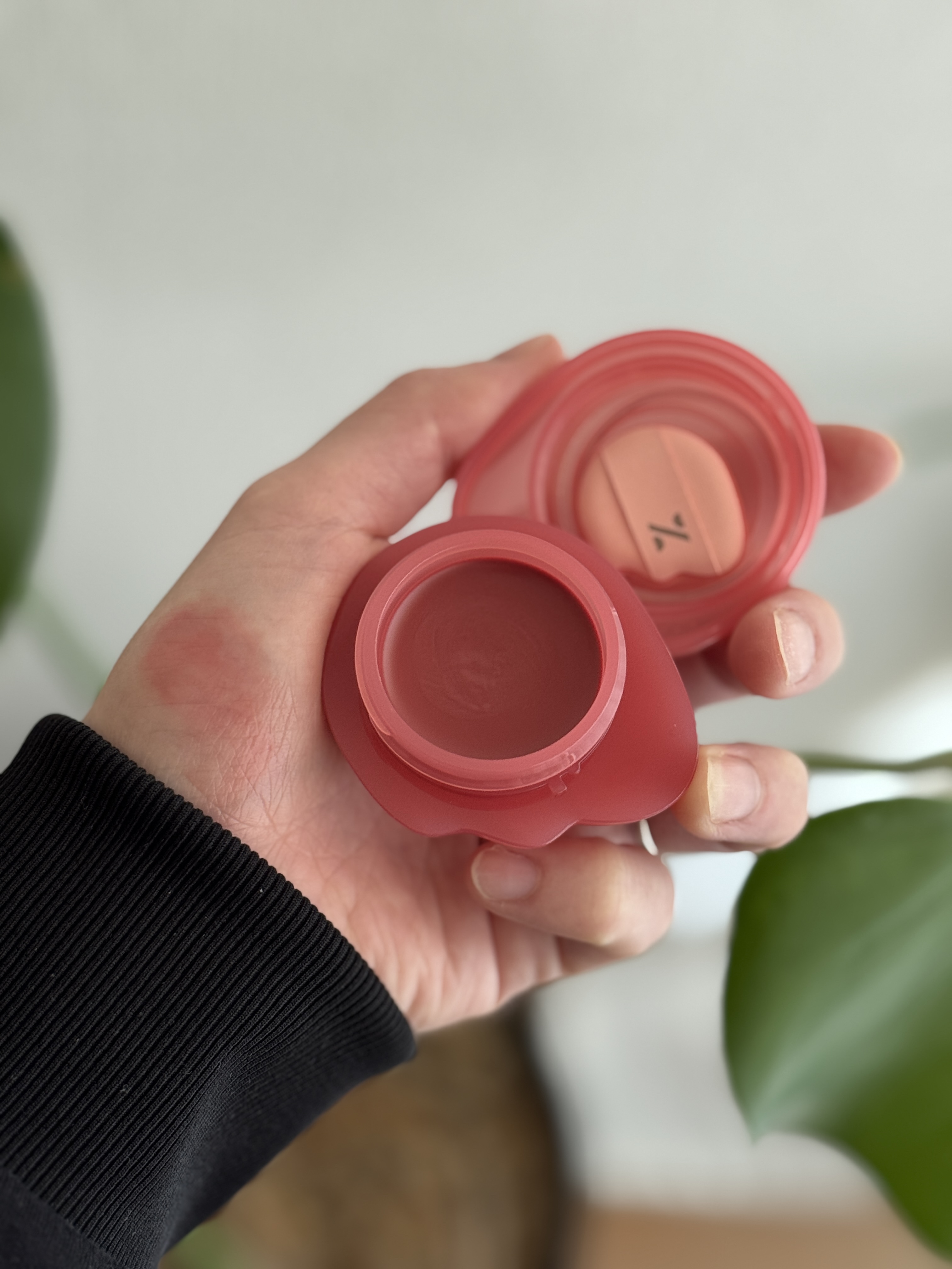 %Recipe バーミーパフポットリップアンドチークのクチコミ「
.
＼ぽんぽん＝即かわいい🫶／
▪️%Recipe バーミーパフポット リップ＆チーク　
　.....」（2枚目）