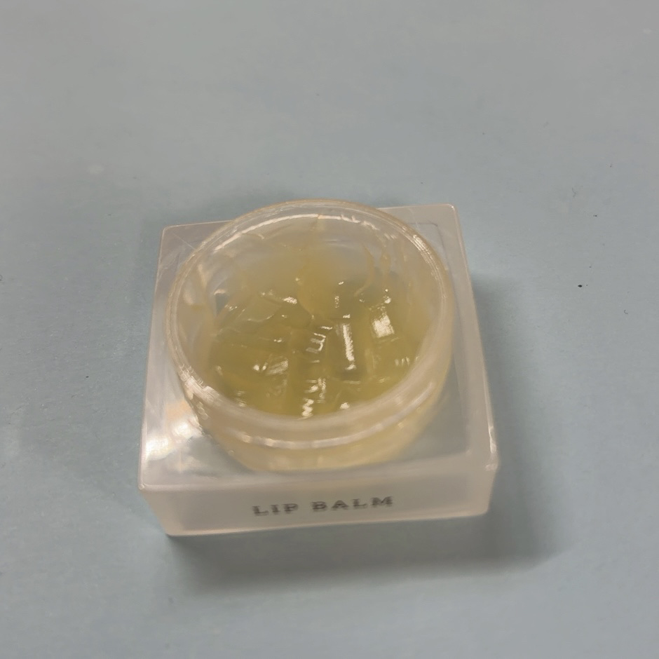 RMK リップバーム＜LC＞のクチコミ「
RMK
　リップバーム＜LC＞
　¥2,200


最近乾燥がひどくて、どのリップもすぐガサ.....」（2枚目）