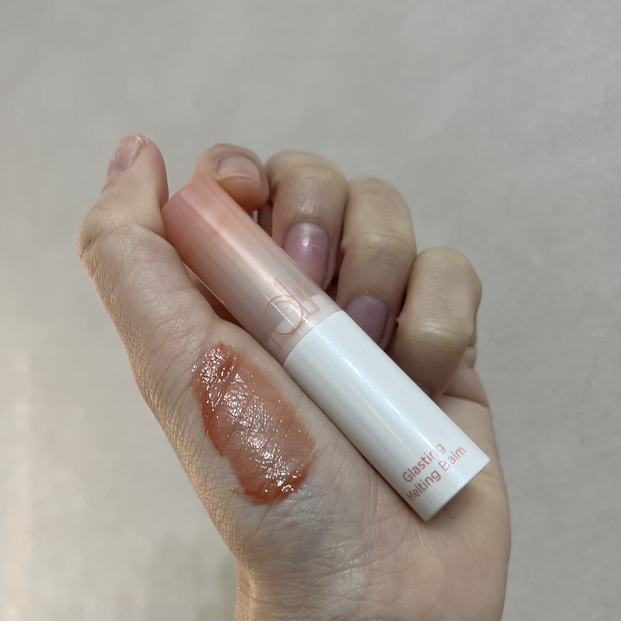 【雑談】リップほぼ使い切り

⚪️rom&nd
グラスティングメルティングバーム
01 Coco Nude（ココヌード）

ついにえぐって残りを使うレベルまで来ました。

これを超える保湿バームにまだ出会えていないくらいねっとりバーム。
見