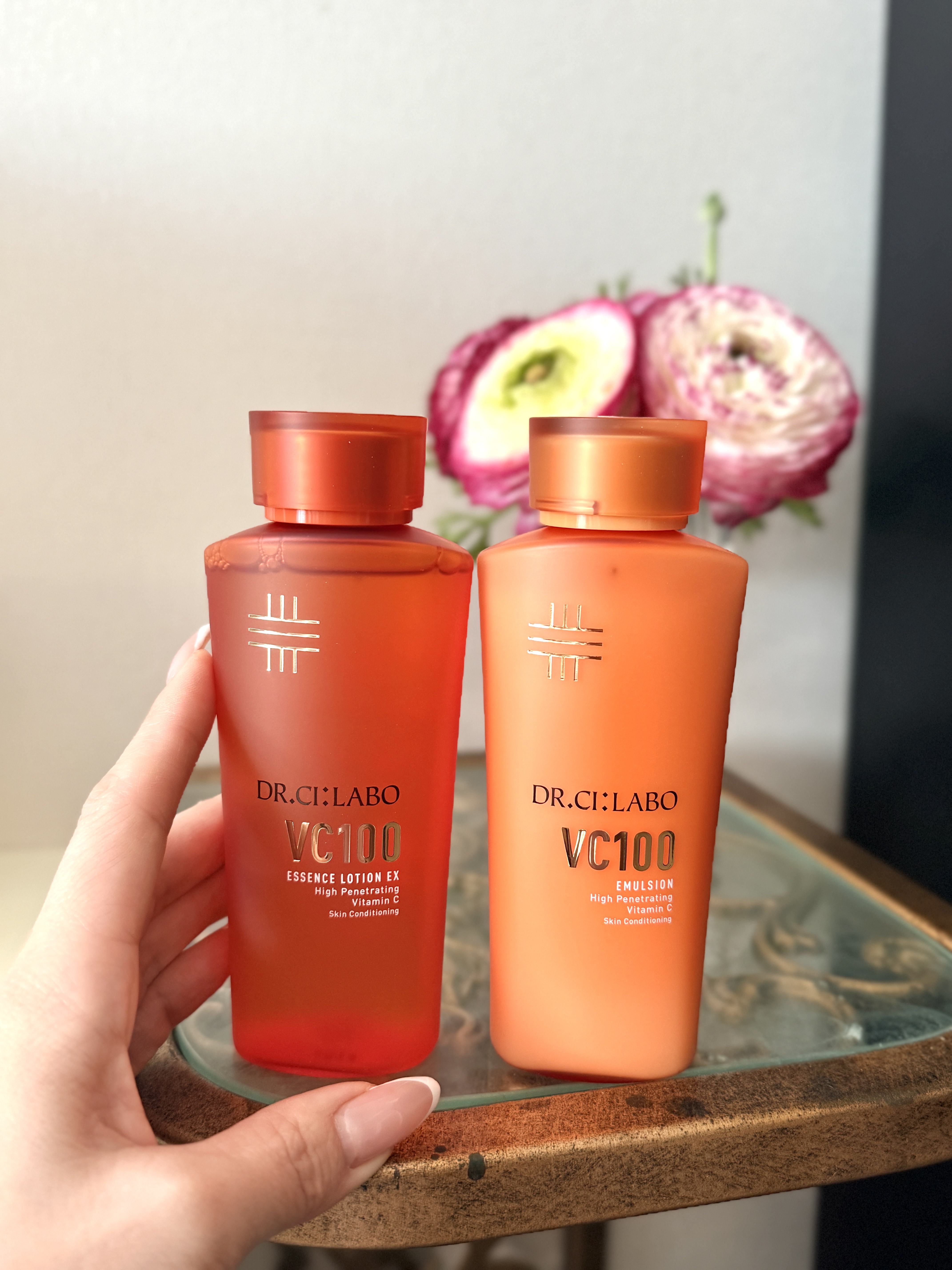 ドクターシーラボ様にいただきました。

VエッセンスローションEX 

VエマルジョンEX



ビタミンCケアは美肌にとって大事な成分🍋

このローションでたっぷり潤し、

エマルジョンでしっかり密封。



高浸透※ビタミンC配合で※