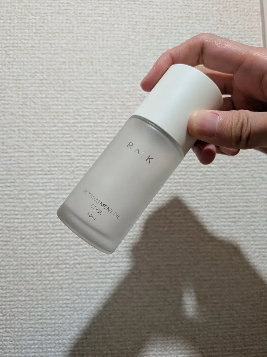 うわーん！！使い切っちゃったー！！😭
クールタイプの方が一回に使う量多くなりがちで、4、5滴くらい使ってた！
お風呂上がりに最初に塗っておくだけでも保湿感あるから、先にドライヤーしたり服着たりもできてすごく役に立ったよ…とりあえずクールじ