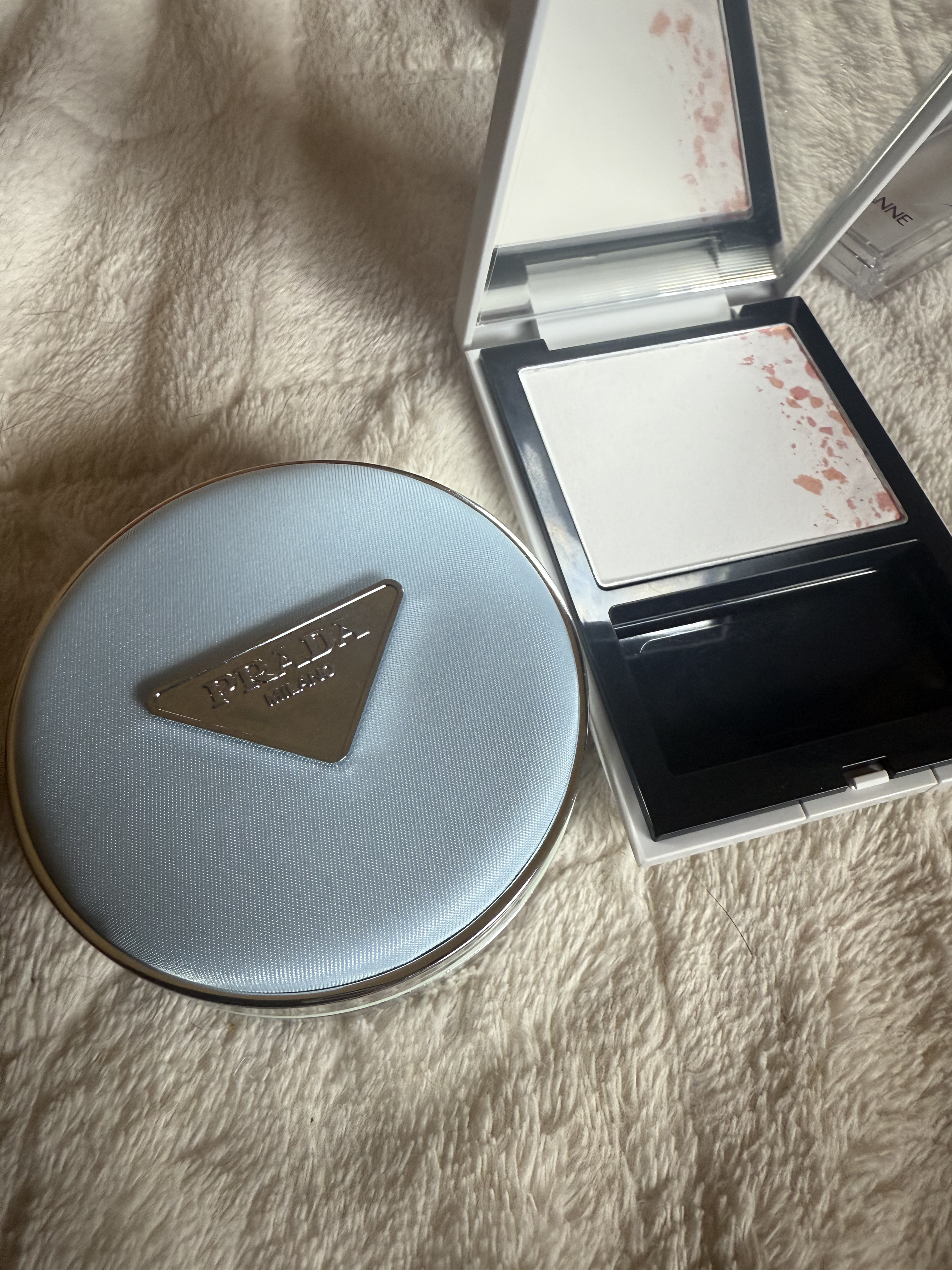 プラダ メッシュ クッション/PRADA BEAUTY/クッションファンデーションを使ったクチコミ（2枚目）