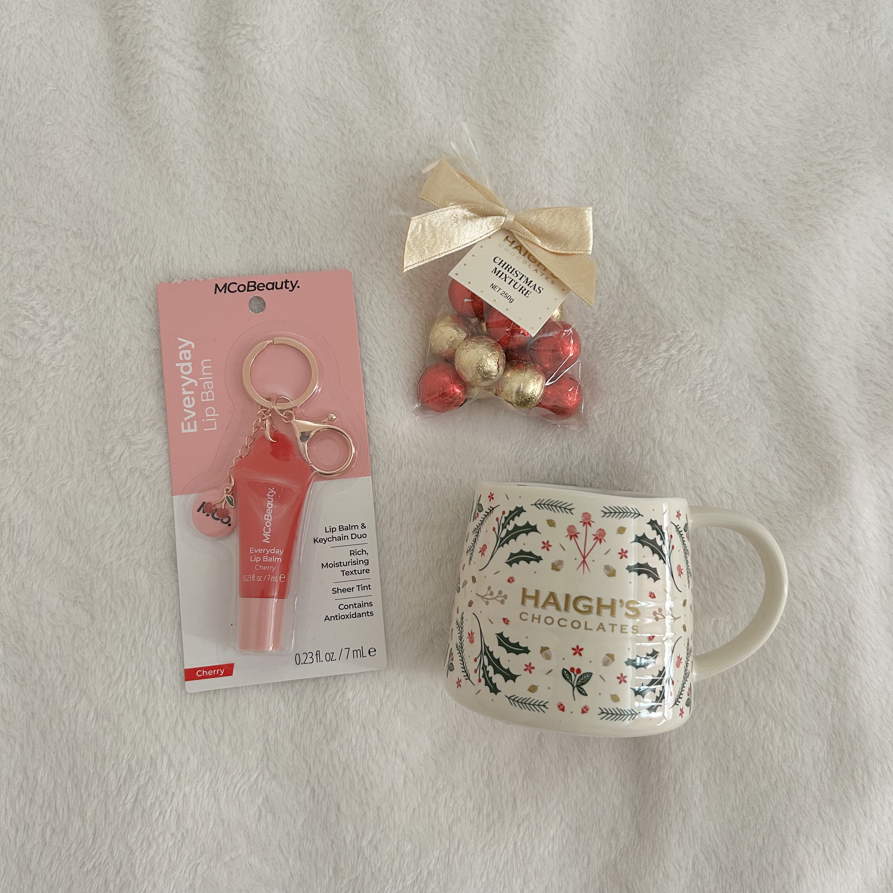 妹からのオーストラリアお土産🇦🇺

マグカップもチョコレートも
キーホルダーリップも可愛い💄

私は上海ディズニーのお土産買ったので
交換しました！🥰