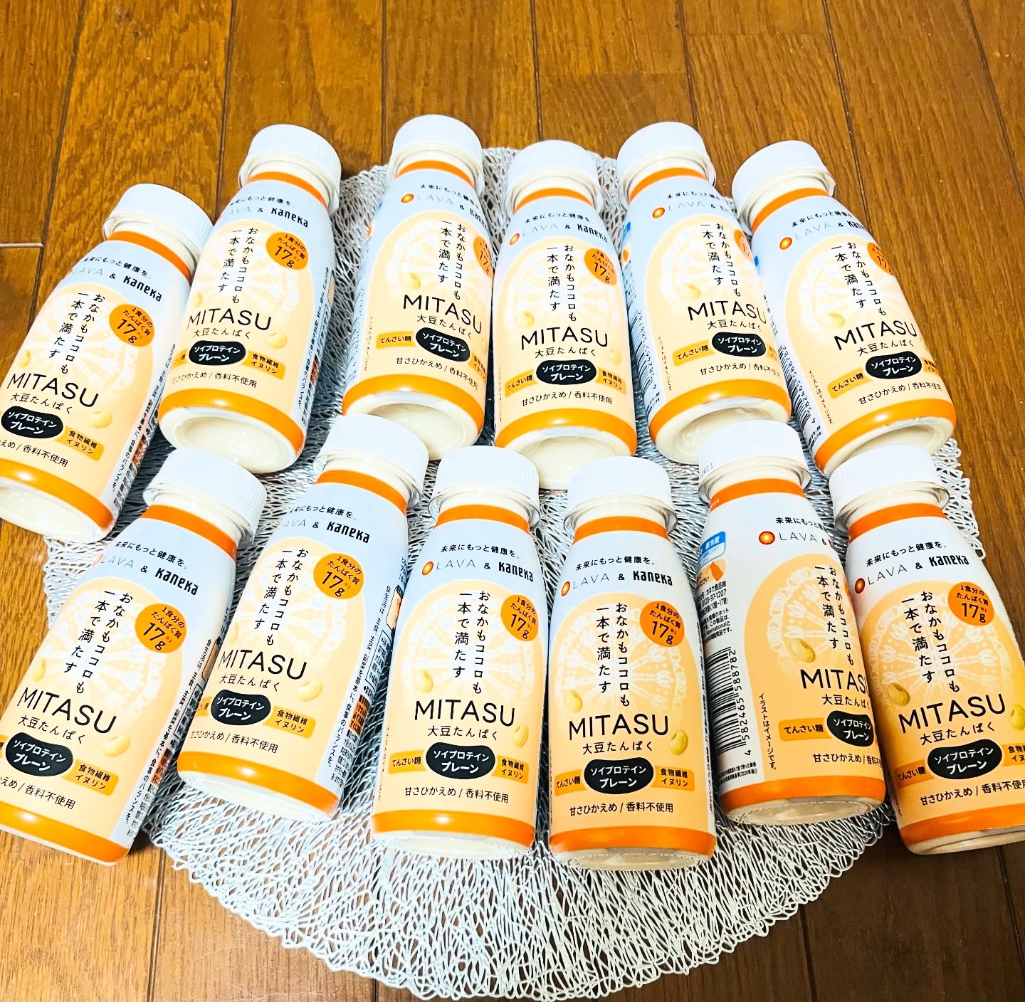 MITASU プレーン 235ml ＜12本＞
ホットヨガスタジオ「LAVA」とカネカが共同開発した、
とろっと濃密で腹持ちのよい自然派プロテインドリンク！
これ1本で、1食に必要なたんぱく質が手軽に摂れます。
忙しい朝に、たんぱく質が足り