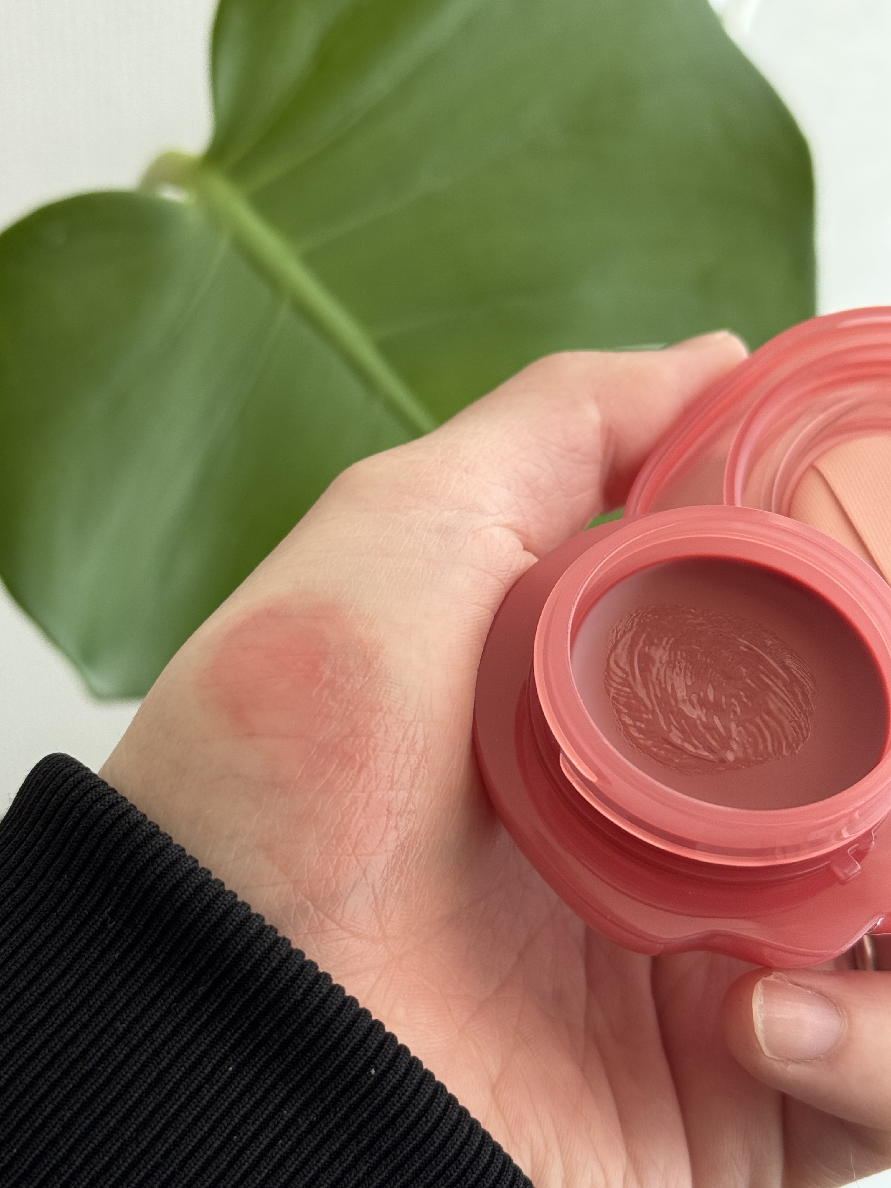 %Recipe バーミーパフポットリップアンドチークのクチコミ「
.
＼ぽんぽん＝即かわいい🫶／
▪️%Recipe バーミーパフポット リップ＆チーク　
　.....」（3枚目）