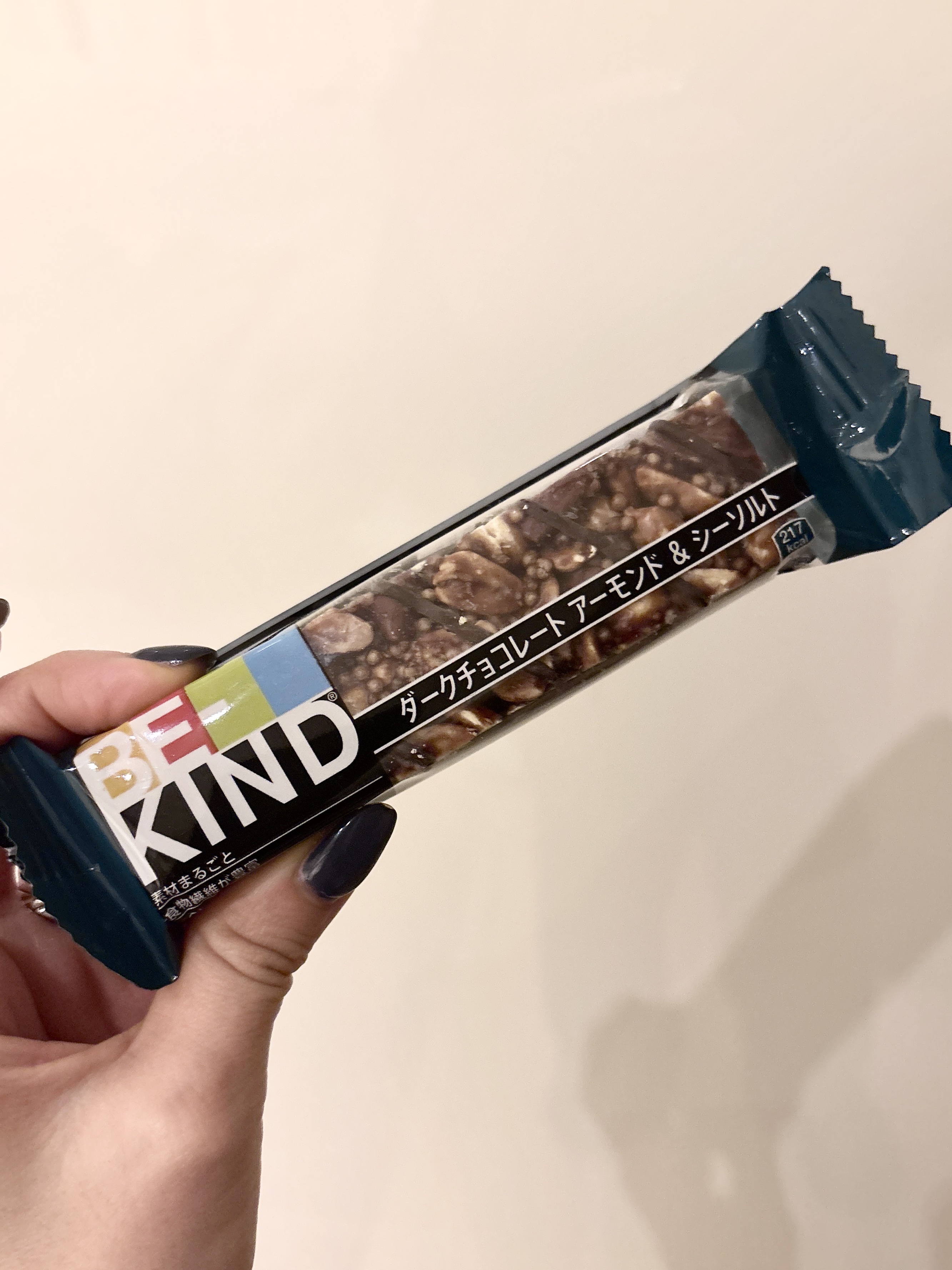 BE-KIND
ダークチョコレート アーモンド＆シーソルト

【正直な感想】
駅前で配ってたのをもらったのがきっかけ。
正直あんまり期待してなかったんだけど、食べてみたら普通に美味しくてびっくり。

ナッツぎっしりで歯ごたえがしっかり。
よ