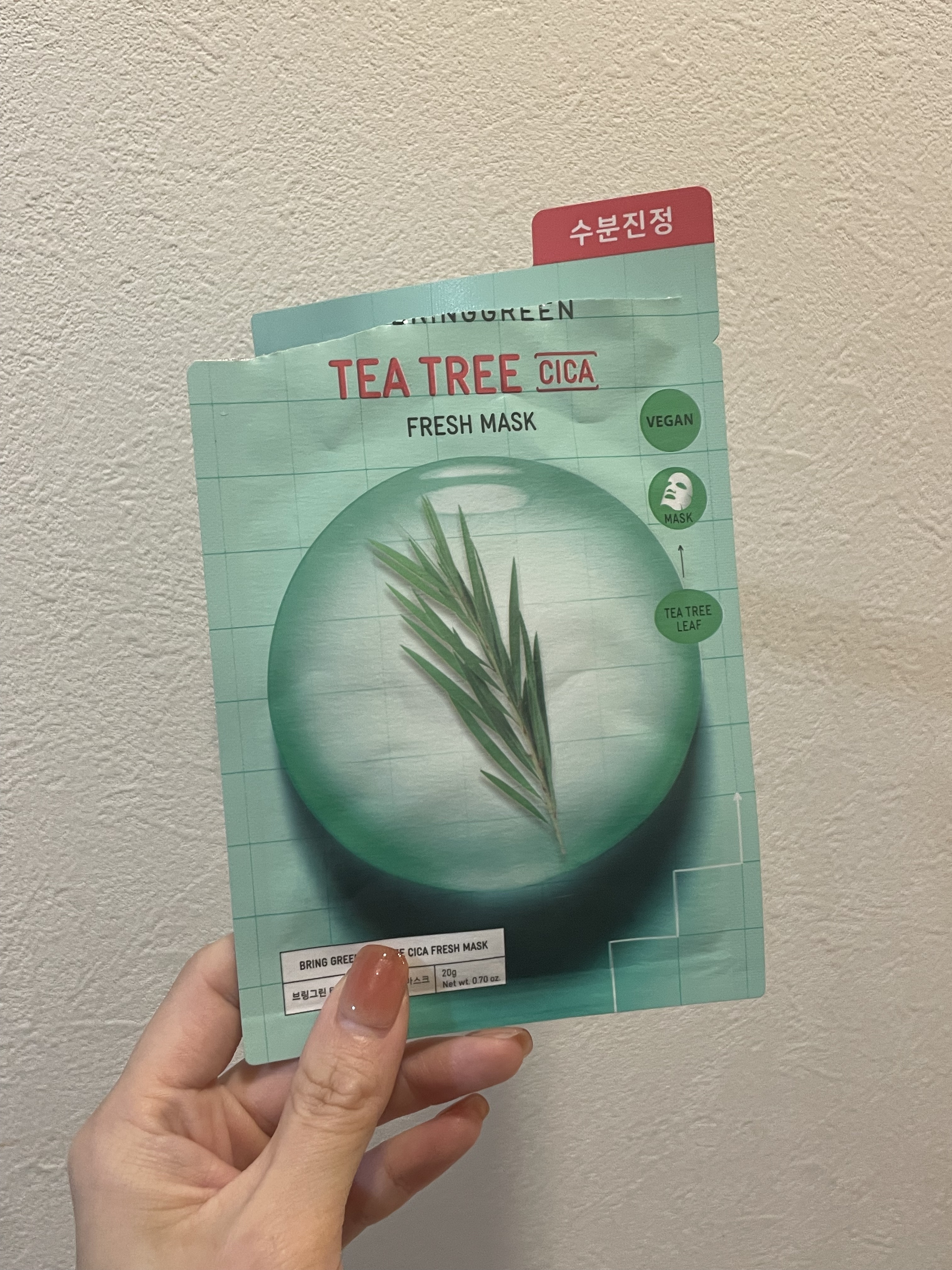 
薄めのシート。硬くもなく柔らかくもなく…
密着力は良くて、ズレない◎
けど鼻の下がヒモみたいに細いからそこはマイナス。

ティーツリーの爽やかな香りがほんのりして癒される🍃

肌荒れしてる時にも使いやすく、さっぱりめのパック！太陽をたく