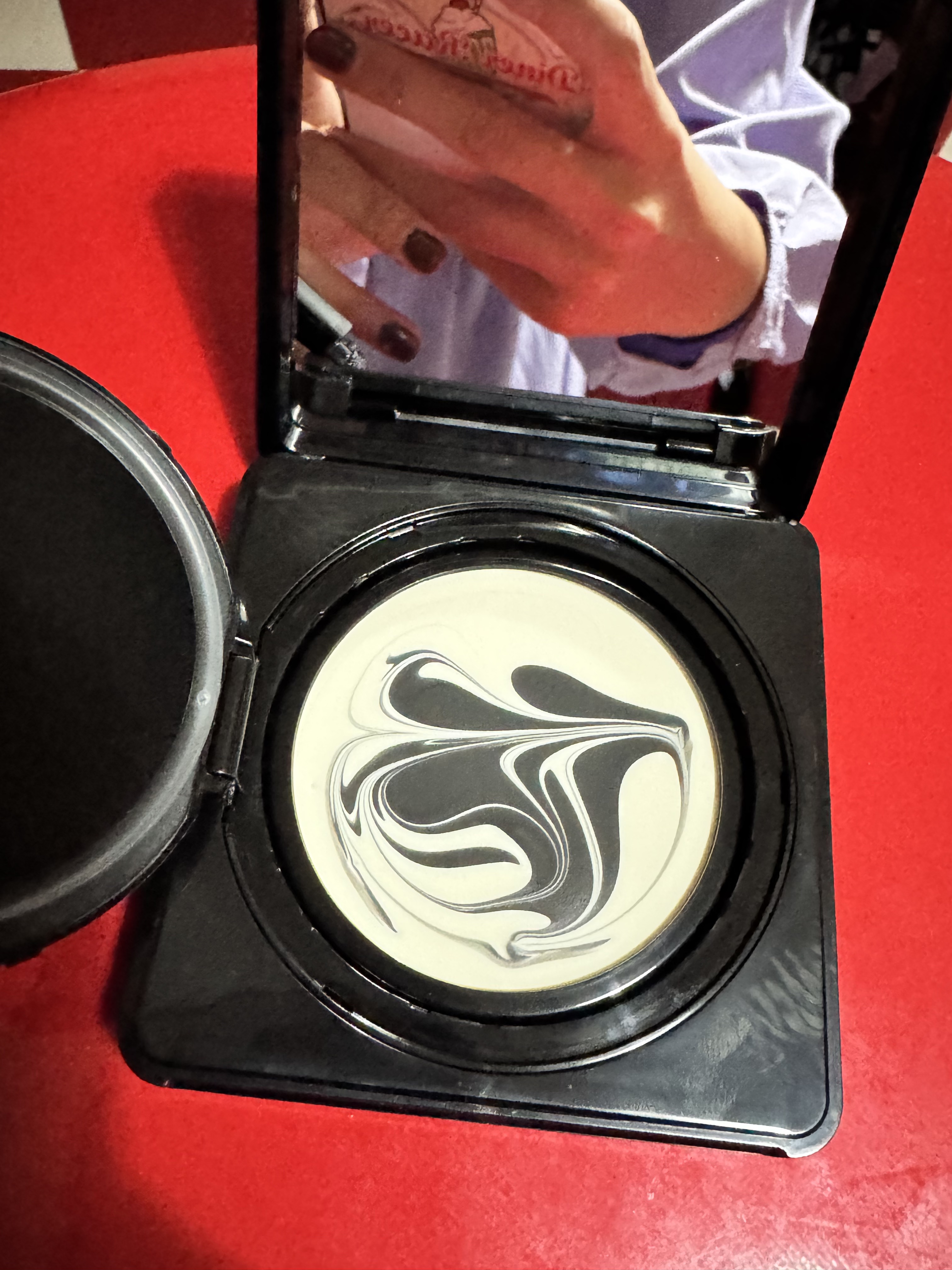 ソワン ノワール UV コンパクト/GIVENCHY/日焼け止めローションを使ったクチコミ（3枚目）