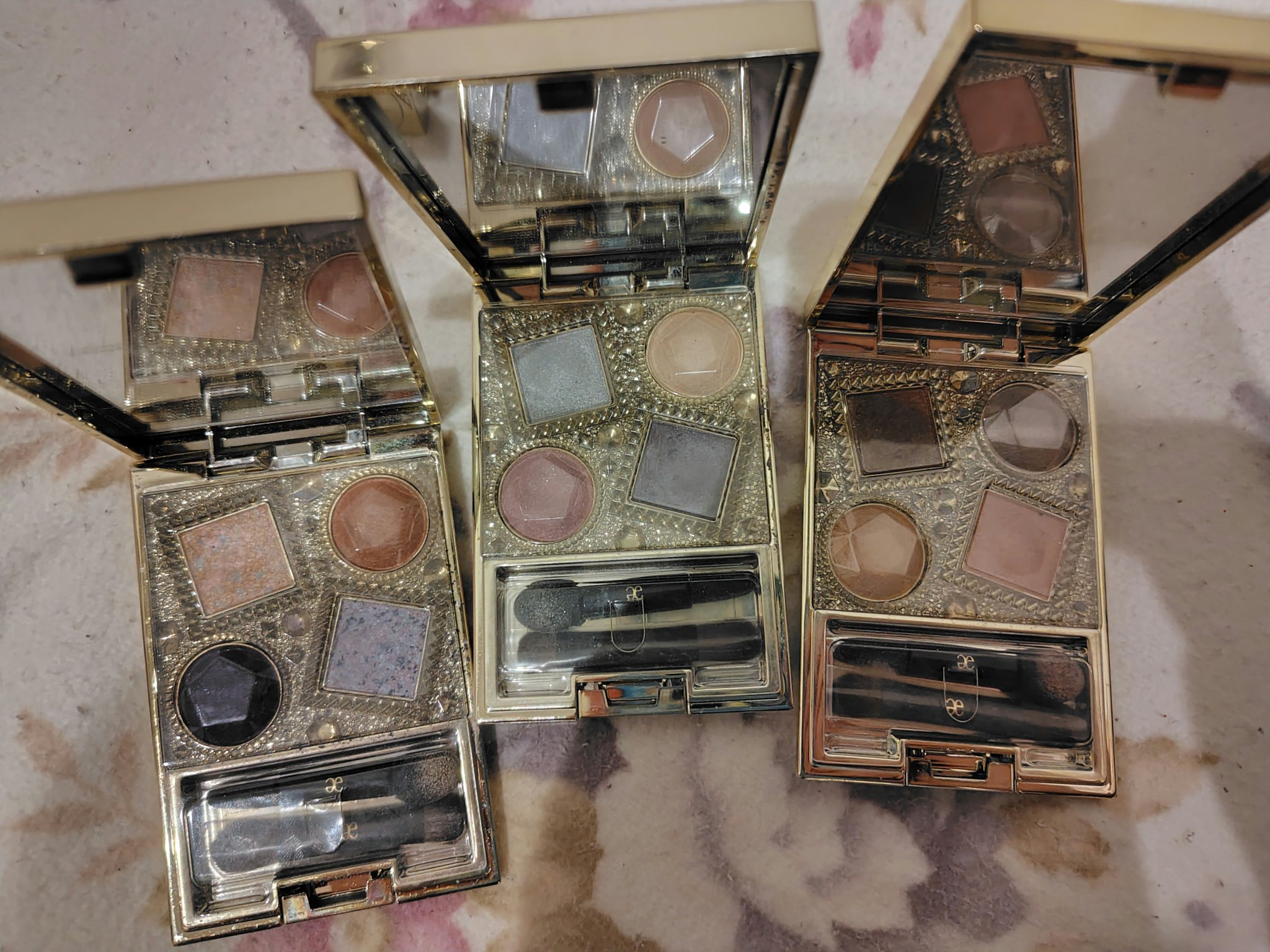 長らく使ったエレガンス ヌーヴェル アイズ(*^^*)
どれも右下がかなり減ってて、
使い始めてから結構経つのでそろそろ断捨離かな

最近エレガンスはアルモニーアイズばっかり買ってるけど、
やっぱり美しさはヌーヴェル アイズが一番だなぁ　
