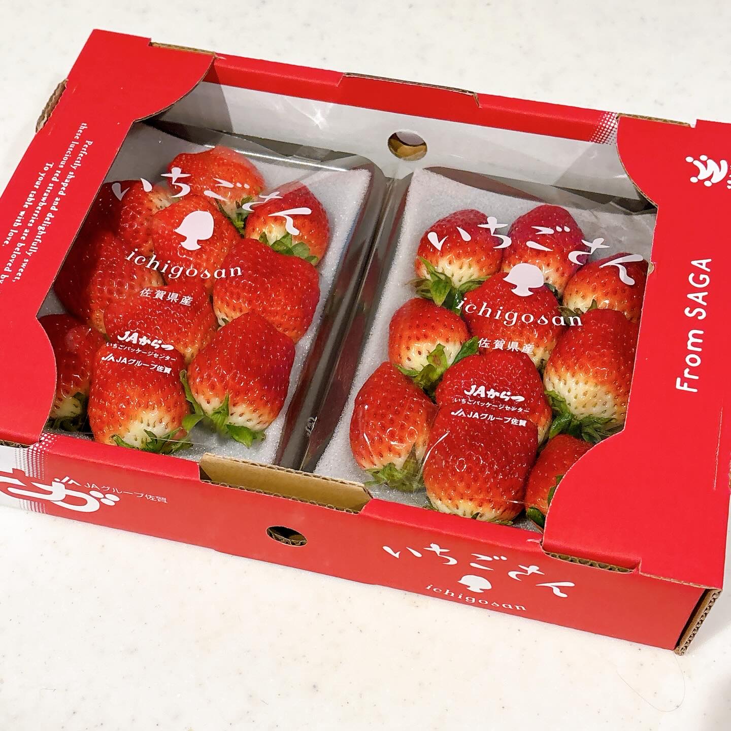 【PR】 #佐賀県産いちご #いちごさん #JAグループ佐賀

ツヤツヤに輝く真っ赤な姿に思わずうっとり…。

佐賀県産の「いちごさん」🍓

そのままパクリ。 
ジューシー！かじった瞬間に果汁がじゅわ〜っと溢れ出すような感覚。

上品な甘