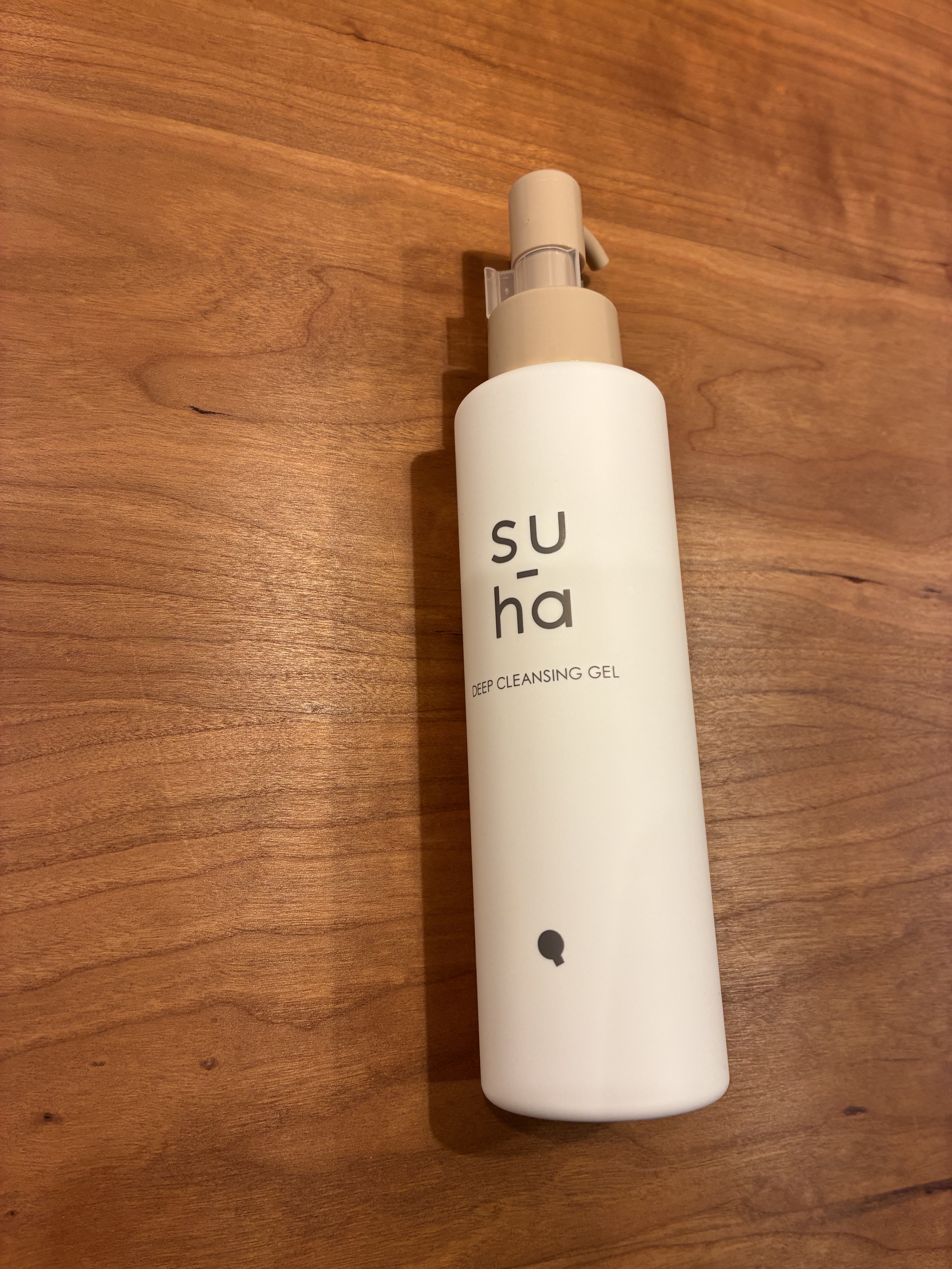 su-ha　ディープクレンジングジェル

おすすめポイント
◯もったり重めのテクスチャーで肌に密着して汚れを落としてくれる
◯顎の角栓がやわらかくなった気がする
◯洗い上がりはつっぱり感もなく、うるおい感も残ったまま

いまいちポイント
◯