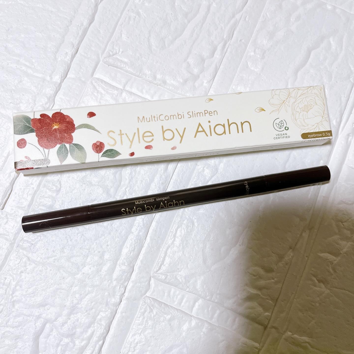 Style by Aiahn(ｽﾀｲﾙﾊﾞｲｱｲｱﾝ)　マルチコンビスリムペン

韓国では２０年以上芸能事務所専属メイクアップアーティストに愛されているブランド。
プロ仕様サロン専売アイテム。

アイライナーとブロウライナー（眉）が１本にな