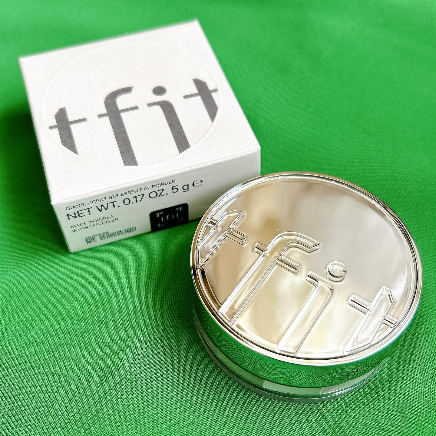 TFIT 
トランスルーセントセットエッセンシャルパウダー

従来の「トランスルーセントセッティングパウダー」がパワーアップ💗
微細な粒子とソフトフォーカス効果はそのままに、余分な皮脂を抑えながら肌内部の水分をキープしてくれるんだそう💎