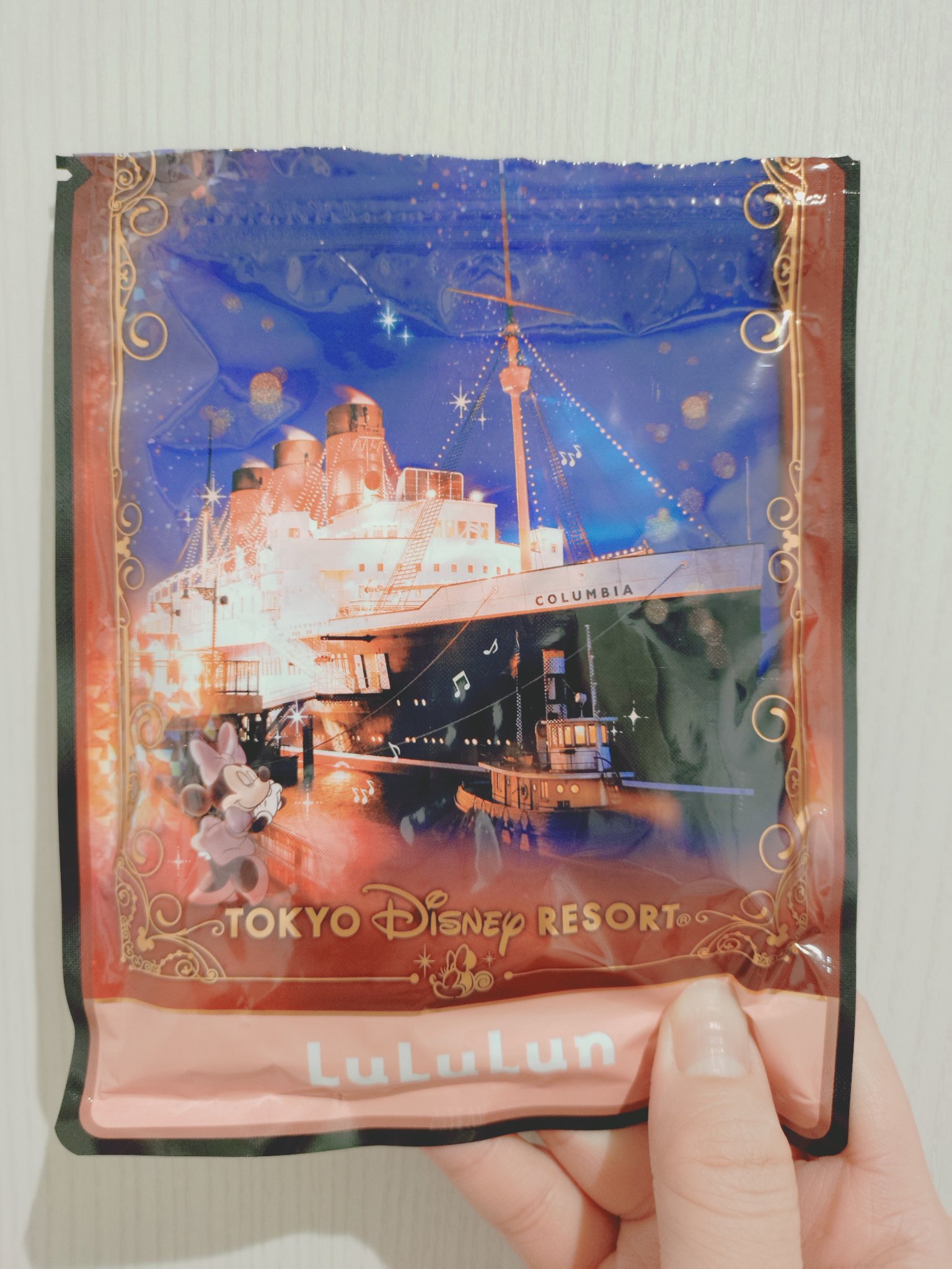 お友達がディズニーランドへ行ったそうで、お土産にルルルン　TOKYO Disney RESORTのパックを買ってきてくれました！香りは紅茶の香り♬

ディズニーランドにもルルルンは、存在するんですね✨可愛いパッケージでうれしいです。お風呂上