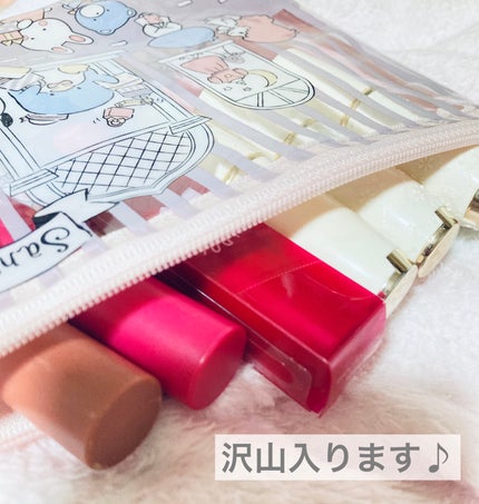 DAISO サンリオコラボポーチのクチコミ「\中身が見えて使いやすいメイクポーチ/
スリムだからコスメポーチに⭕️
昨日バッグ👜に入れ.....」(3枚目)