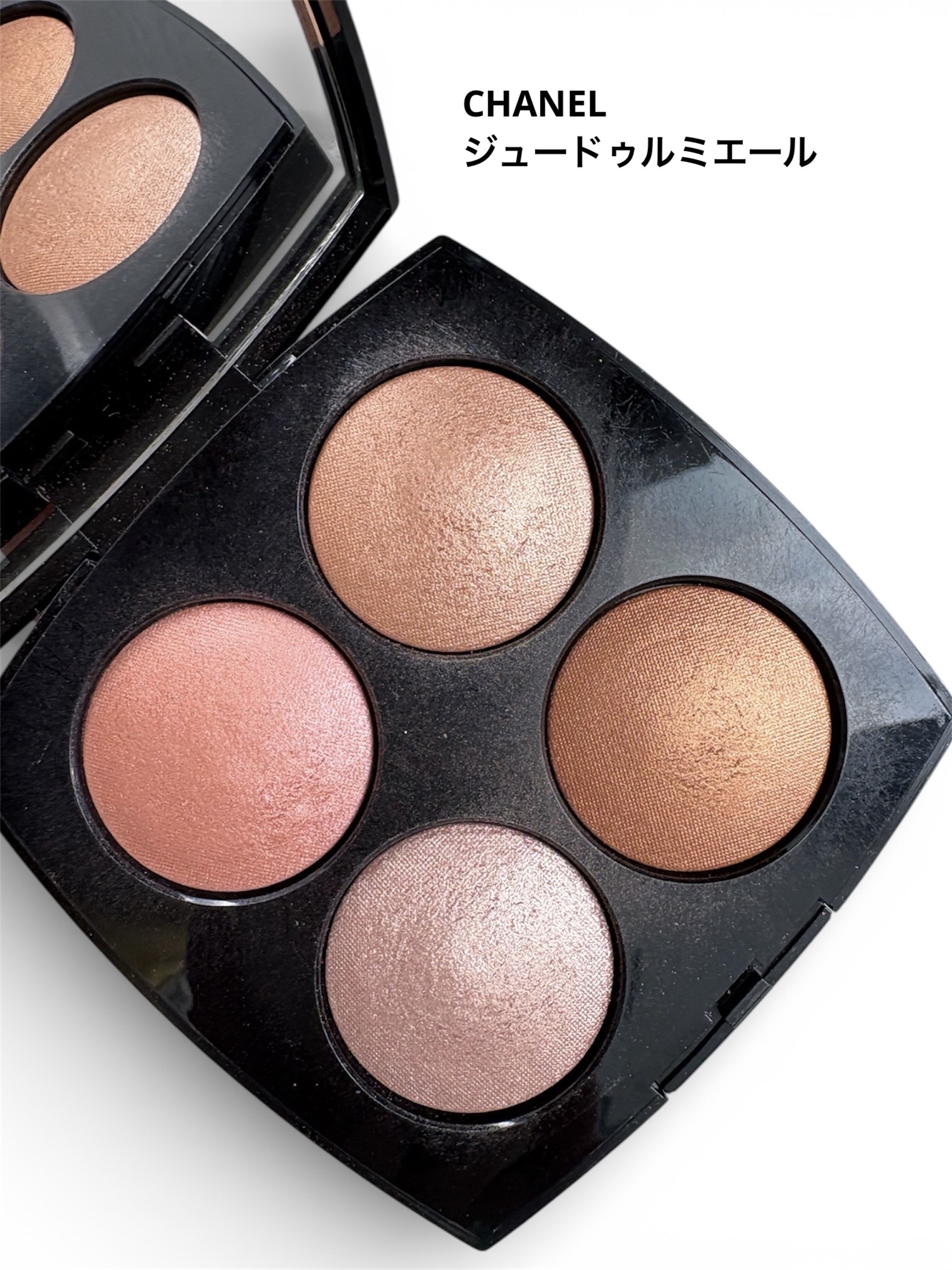 CHANEL
ジュー ドゥ ルミエール
〈アイシャドウ/ハイライター〉

春コスメのデカパレも可愛いですね♡

今日はジュー ドゥ ルミエールを使用☺️

アイメイク、チークに使いました。

特に使い分けはなく
パレットの上で適当にまぜまぜ