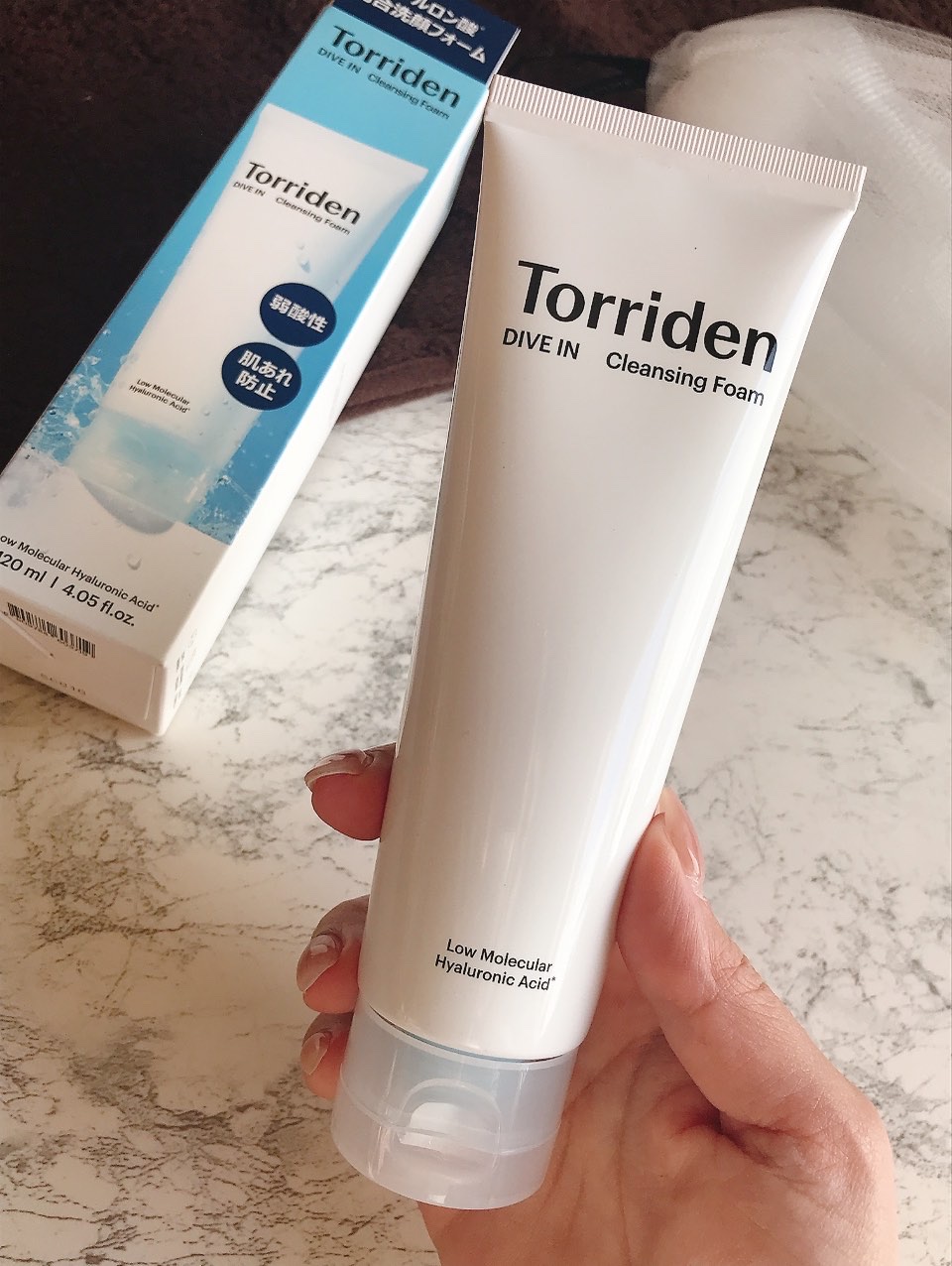 こちらのアイテムは分子サイズの異なる8種類のヒアルロン酸*1配合で洗顔後でもつっぱり感がなく、しっとりとした洗い上がりに。敏感肌でも刺激が少なく*3使用できる弱酸性タイプのクレンジングフォームなのだとか！

*1 ヒアルロン酸Na、ヒアルロ