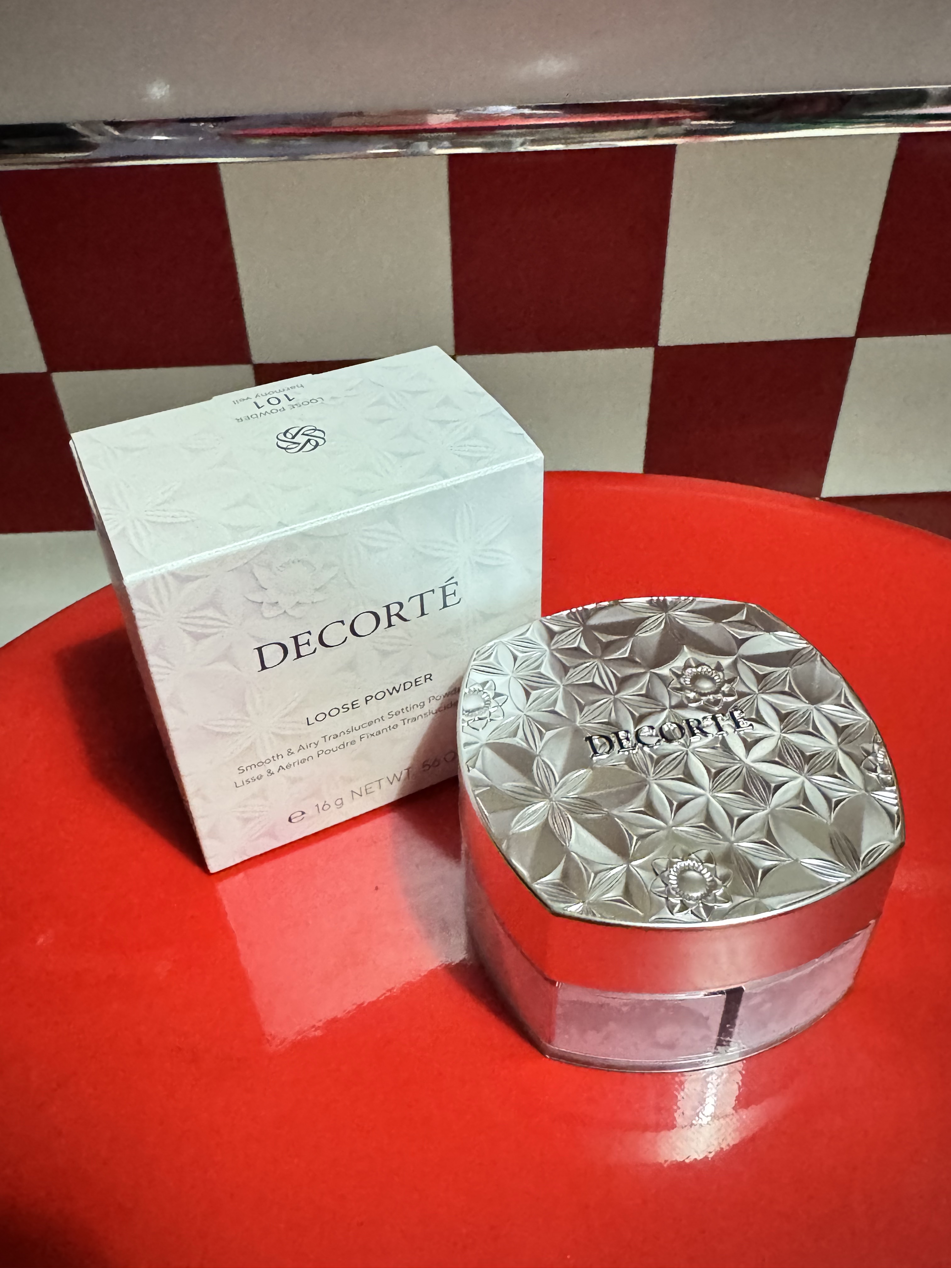 なんとなく多色系のパウダーが使いこなせるのか不安で1色のみのパウダーを使っていましたがカバー力が不満でコスデコのパウダーをお迎えしてみました。

軽く上下に振るだけでパウダーがパフにしっかりついてくれるのですごく使いやすいです✨
パフはふわ