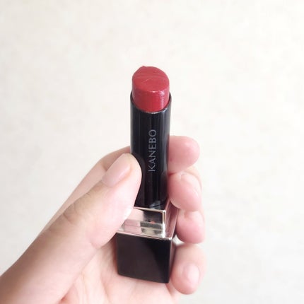 KANEBO ルージュスターヴァイブラントのクチコミ「鮮やかな青み赤リップが欲しくて購入しました。
つよつよカラーが好きなブルベ冬にはかなり刺さる色.....」(3枚目)