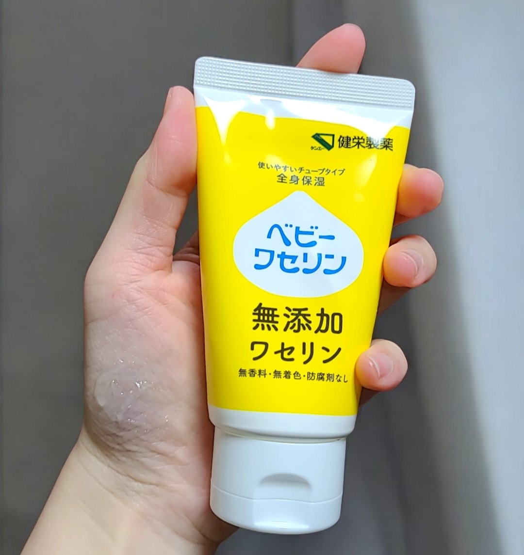 健栄製薬のベビーワセリン万能すぎて
常備薬的位置づけの我が家🙋‍♀️
純度で言えばプロペトに負けるけど
とりあえず保湿だけならこれで事足りるから
コスパ面考慮したらほんっと手放せない～！✨
ただ気温に影響されて
ゆるくなったり固くなったり