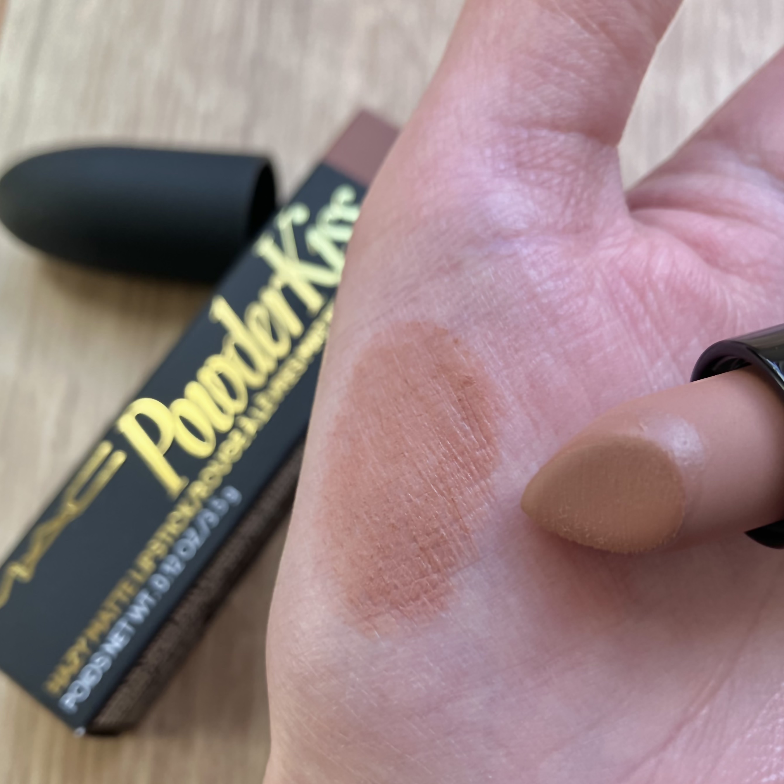 パウダー キス ヘイジー マット リップスティック/M・A・C/口紅を使ったクチコミ（2枚目）