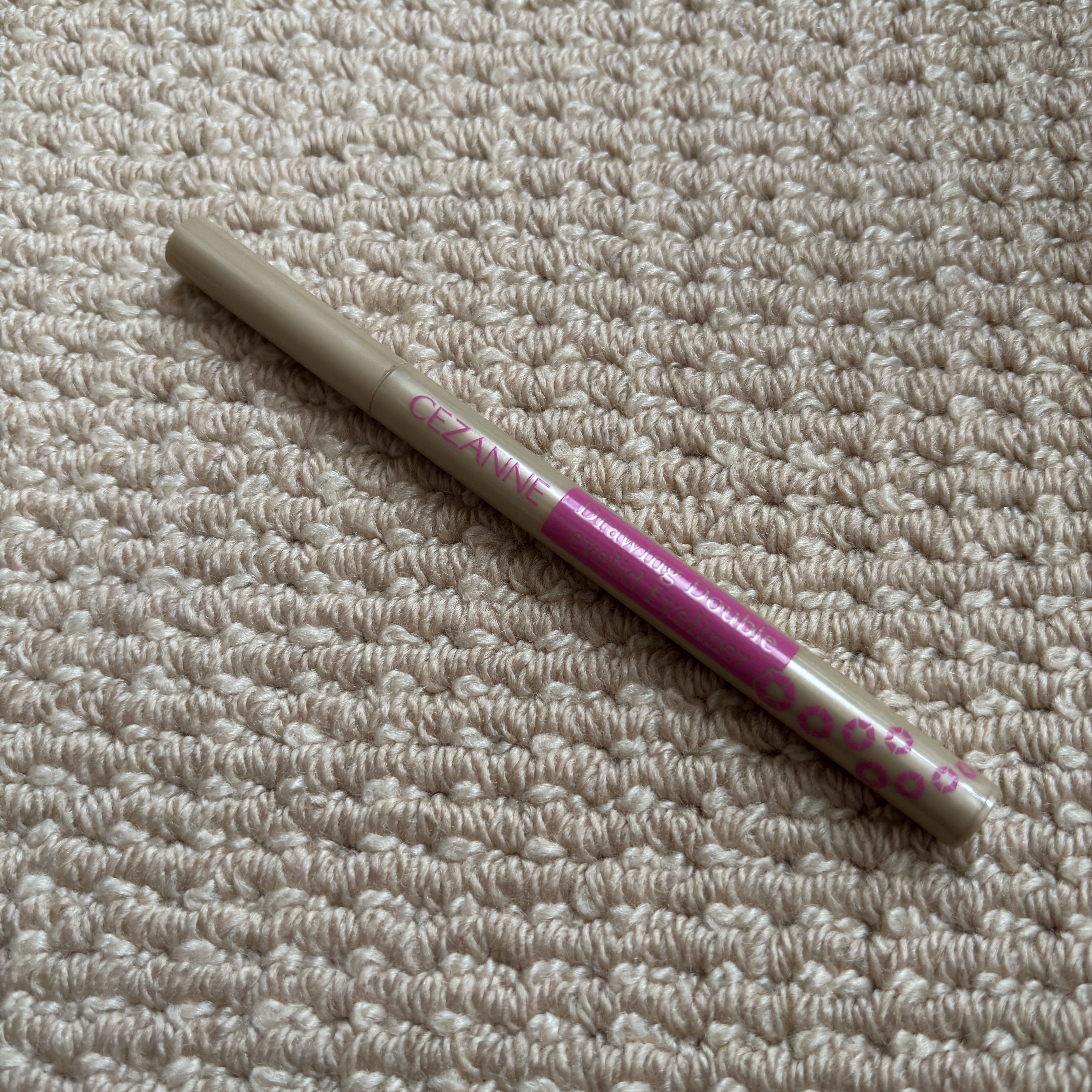 ✼••┈┈••✼••┈┈••✼••┈┈••✼••┈┈••✼
CEZANNE
描くふたえアイライナー10影用ブラウン
✼••┈┈••✼••┈┈••✼••┈┈••✼••┈┈••✼

これはもう何本目かわからないくらい愛用しています🤍

涙袋に