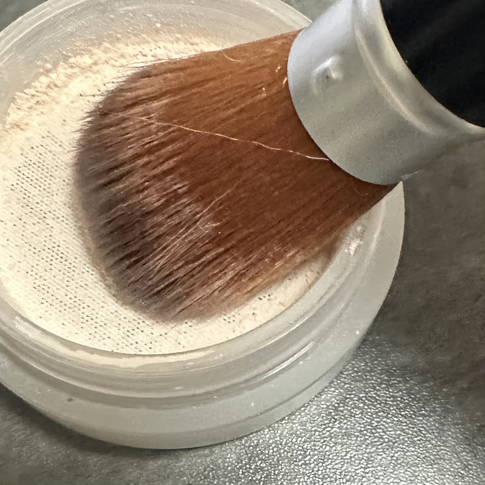 携帯フェイスブラシ（スライド式10.2cm）/DAISO/メイクブラシを使ったクチコミ（3枚目）