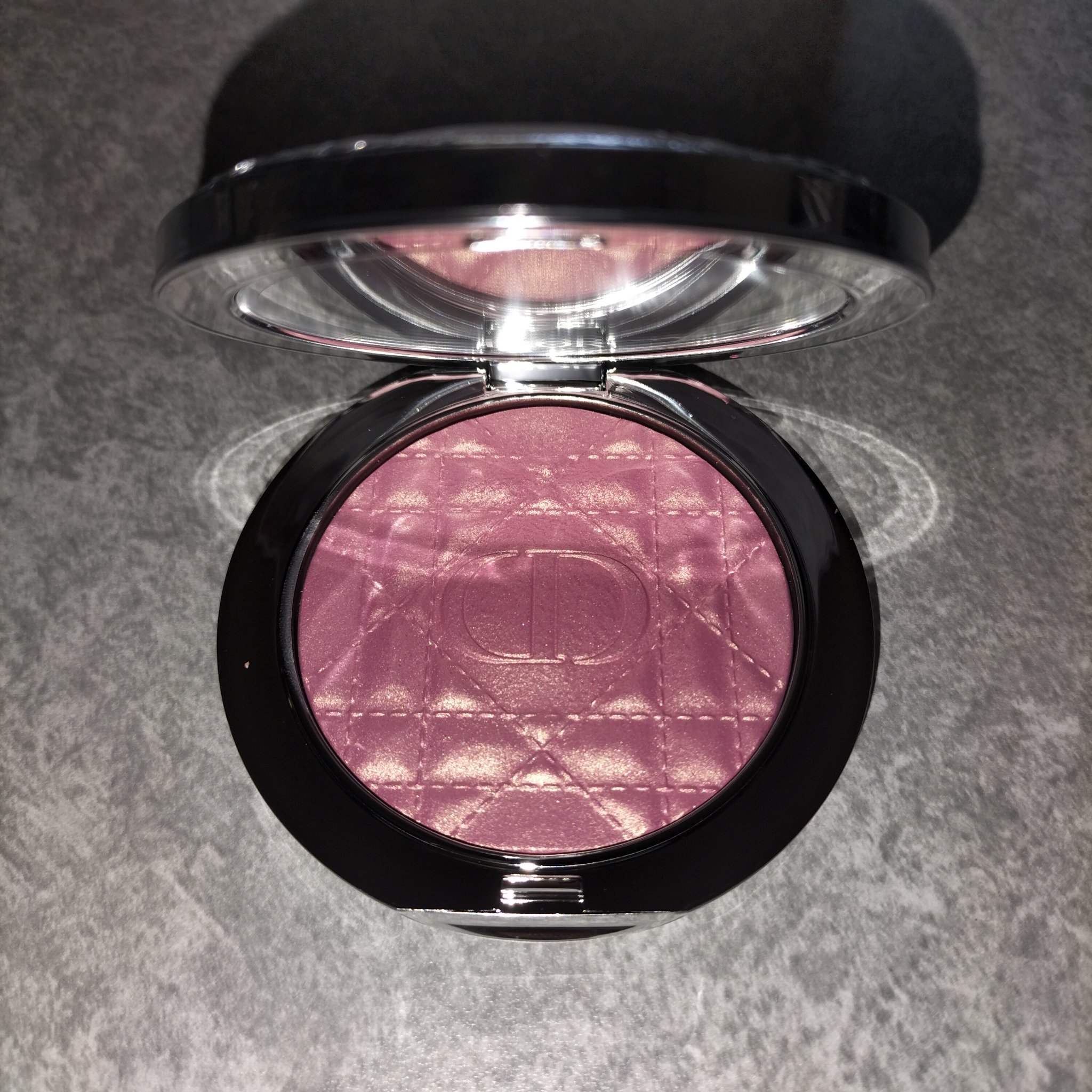 ディオールスキン フォーエヴァー グロウ ルミナイザー 04 ピンク ストロボ/Dior/ハイライトを使ったクチコミ（2枚目）