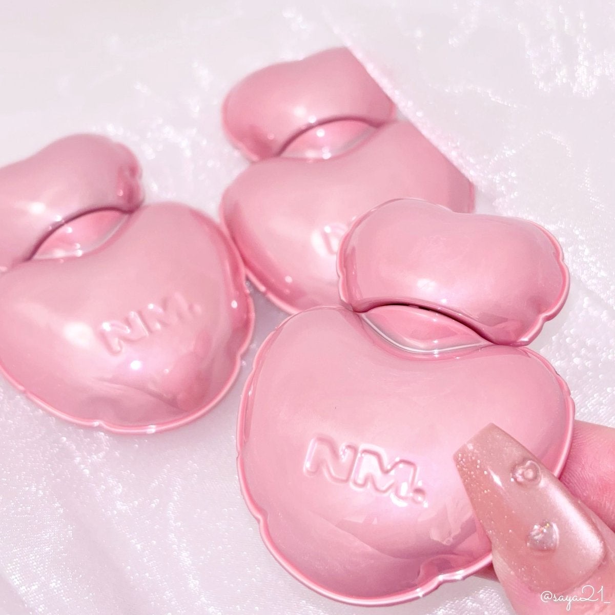 NAMING.の大人気ハート型リップから新作リップグロスが登場💗

⚜️NAMING.
ネーミング デューアップ ハートリップグロス
00 / 01 / 02

パケの可愛さはもちろんなんだけど､みずみずしくぷるんとした仕上がりが本当に可