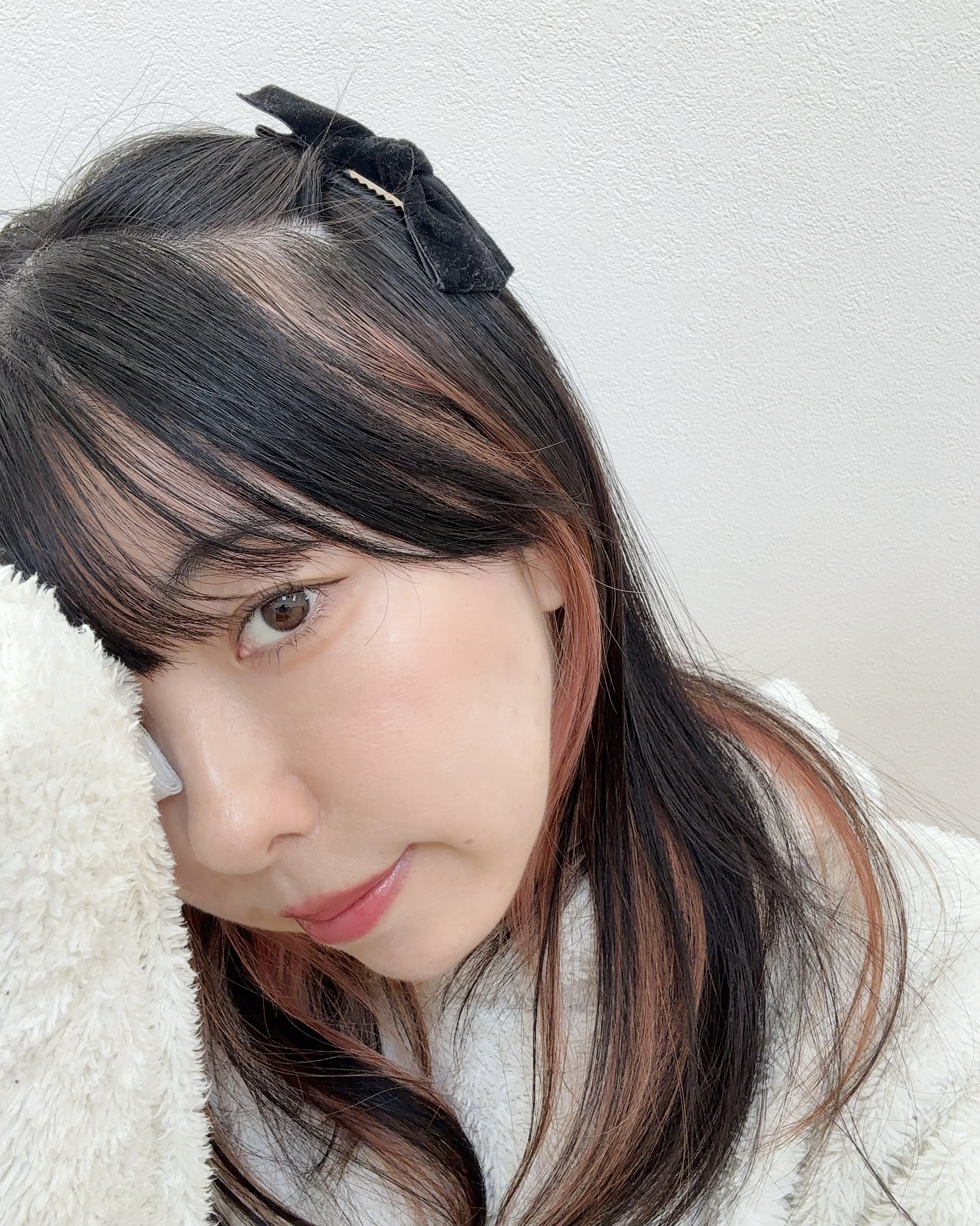 黒色リボンクリップ🖤⋆͛*͛

SHEINで2個で250円？くらいな感じだったよ。

ベロア素材が可愛い！
冬にピッタリだよ。

安いんだけど、留める力も結構しっかりめだから落ちてはこないと思うよ。

サイドの毛を少量取ってねじって留める