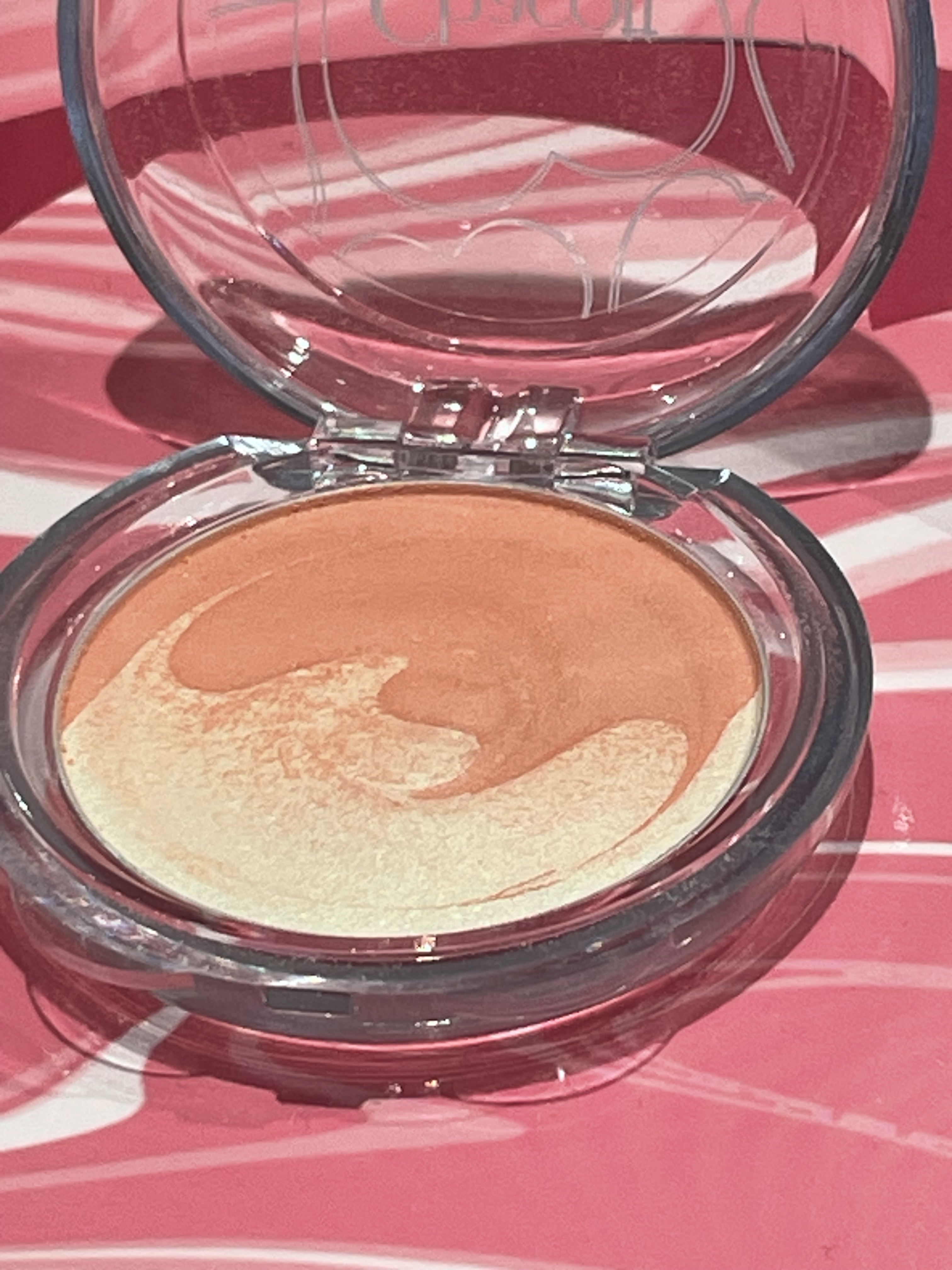 チャコットの限定チークです。
拡大するとこんな感じ。

マーブル模様に個体差はありませんよ。

角度によって違ってみえるかも
しれませんが、
売られているものは
全部角度も含めておんなじ！です！

かわいい。

オススメします！