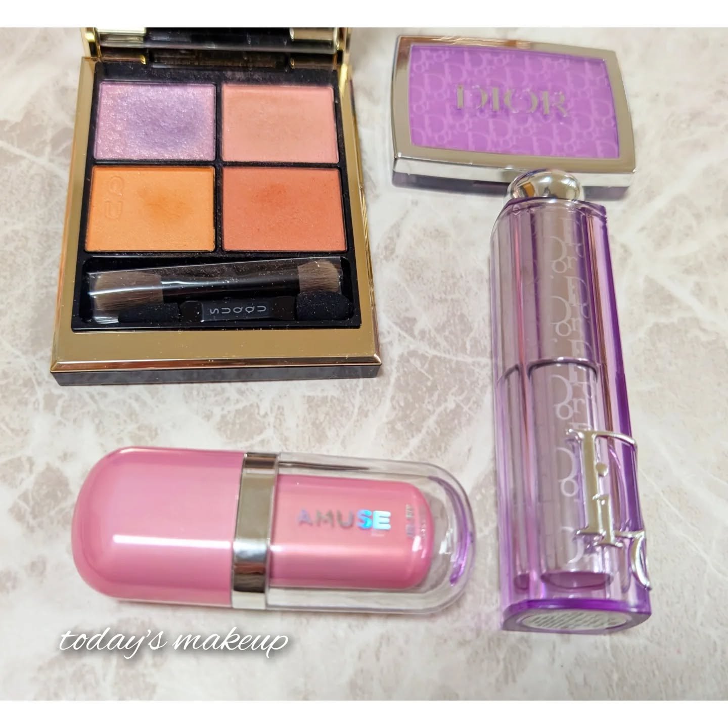 💄今日のメイク
✔️アイシャドウ スック147
✔️チーク　ディオール063、063
✔️リップ　amuseサクラ
ディオールの練りチーク、シミがあると難しいのですが、色は可愛い💜
#スック　#ディオール　#amuse #メイクポーチ見