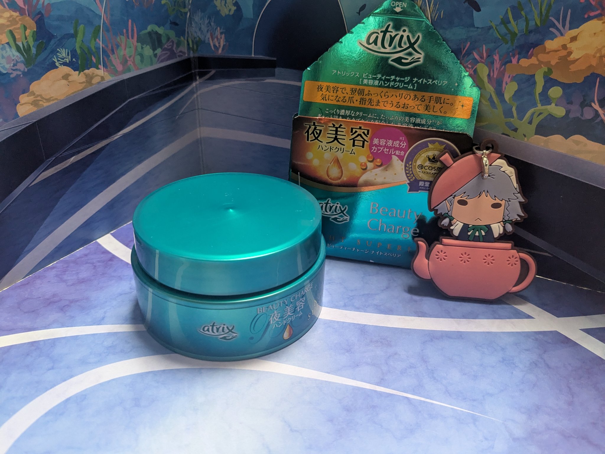 夜用ハンドクリームを探してたらこいつを見つけたので買ってみました。

というわけでアトリックスのビューティーチャージ ナイトスペリアです。
ハンドクリームのコーナーで一族郎党横並びになってるこいつ、ジャータイプもあったんですね。

中を開け