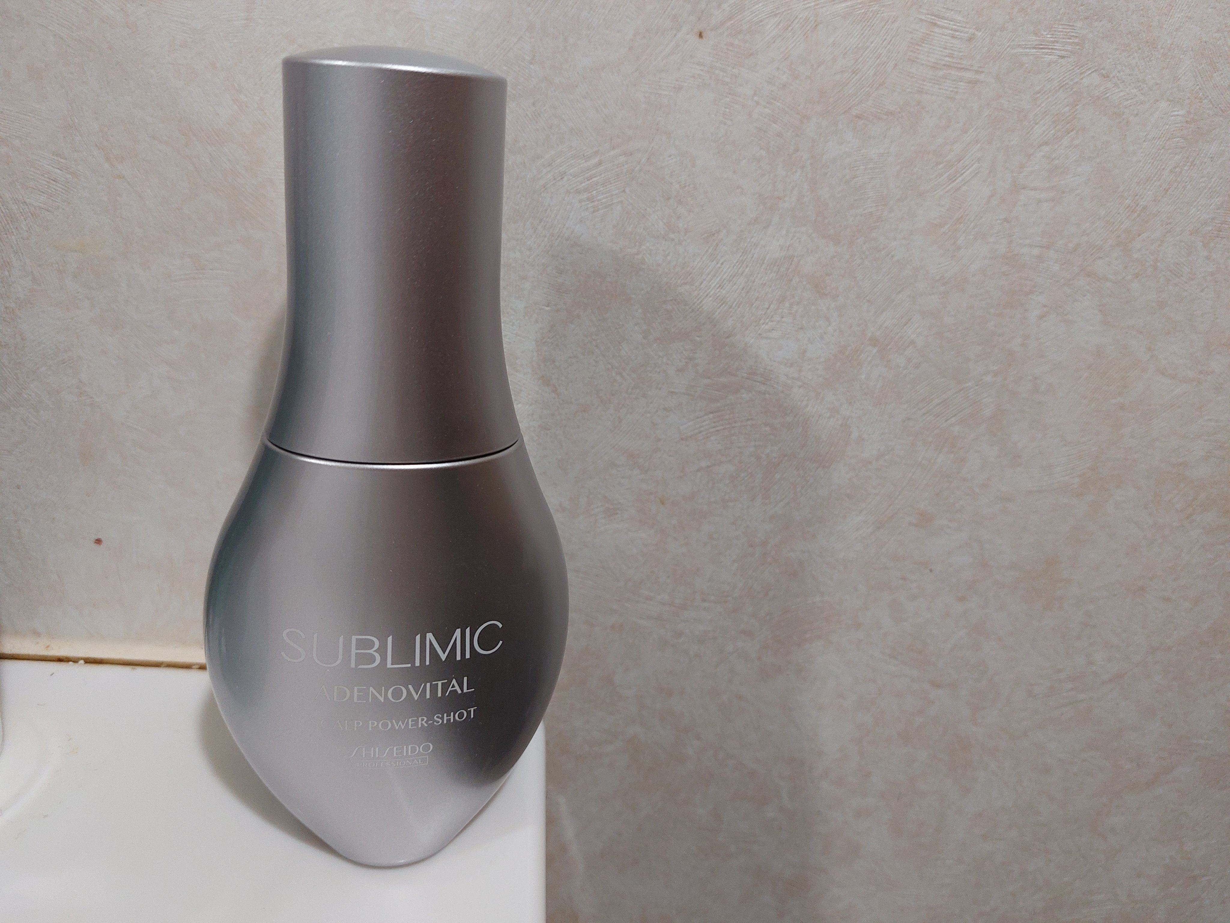 サブリミック
アデノバイタル スカルプパワーショット

ハリ、コシやボリューム感が欲しい、薄毛や抜け毛など変化を感じ始めた髪に。

医薬部外品(育毛エッセンス)

頭皮深層にアプローチ。
毛髪の成長をサポートして、太く長く美しい髪を育んでく