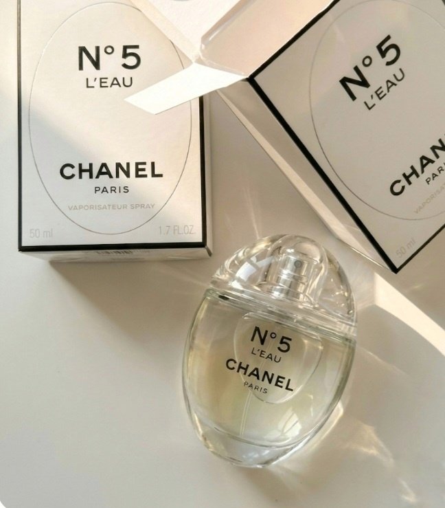 CHANEL シャネル N°5 ロー オードゥ トワレット D ヴァポリザターのクチコミ「CHANEL
シャネル N°5 ロー オードゥ トワレット D ヴァポリザター

コロンとして.....」（1枚目）